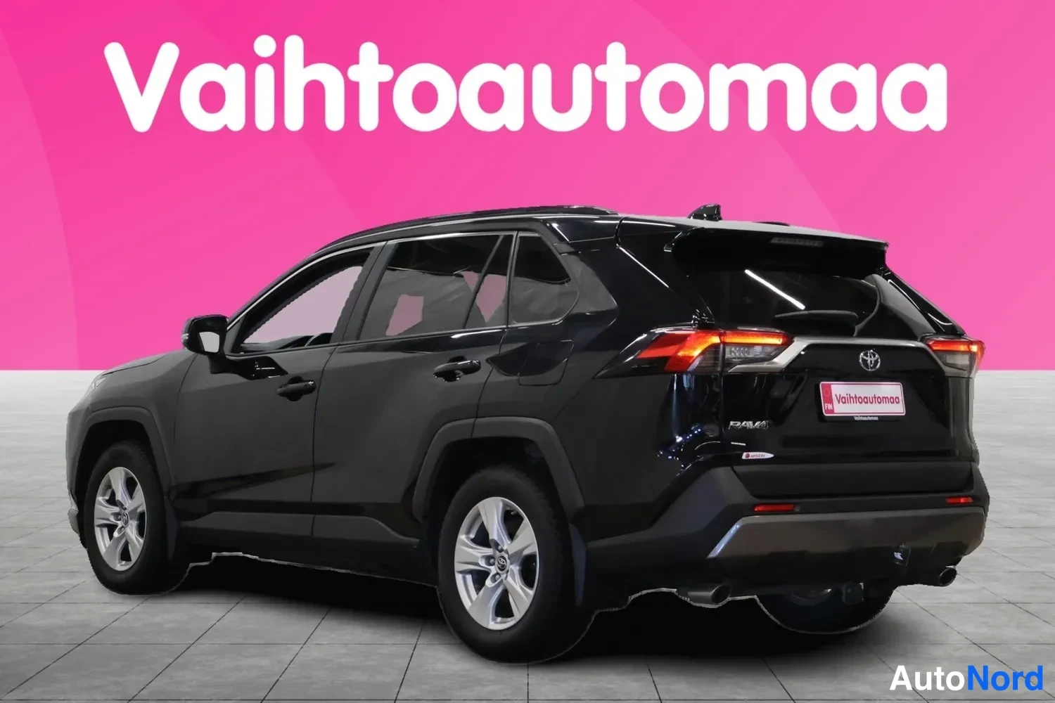 Takaviisto: Mustan Toyota RAV4:n takakulmanäkyvyys, takavalot ja kylki näkyvissä