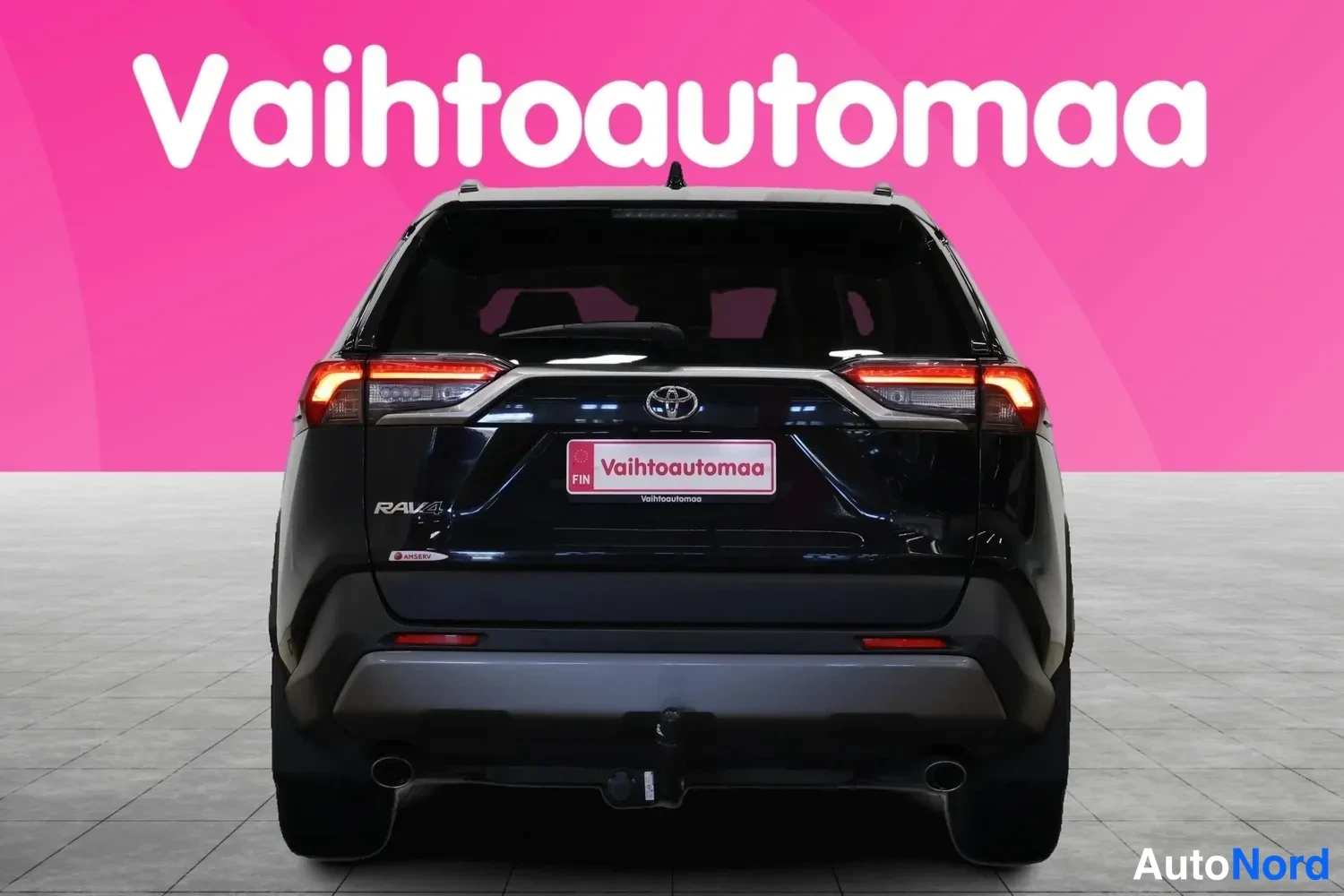 Takaa: Toyota RAV4:n takaosan suoraa näkymää, takaluukki ja takapuskurit näkyvissä