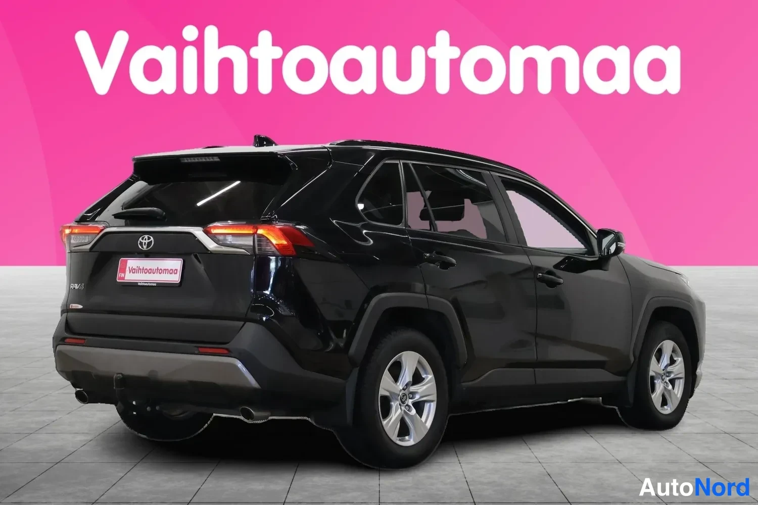 Takaviisto: Mustan Toyota RAV4:n takakulmanäkyvyys toisesta suunnasta, kylki ja takaosa näkyvissä