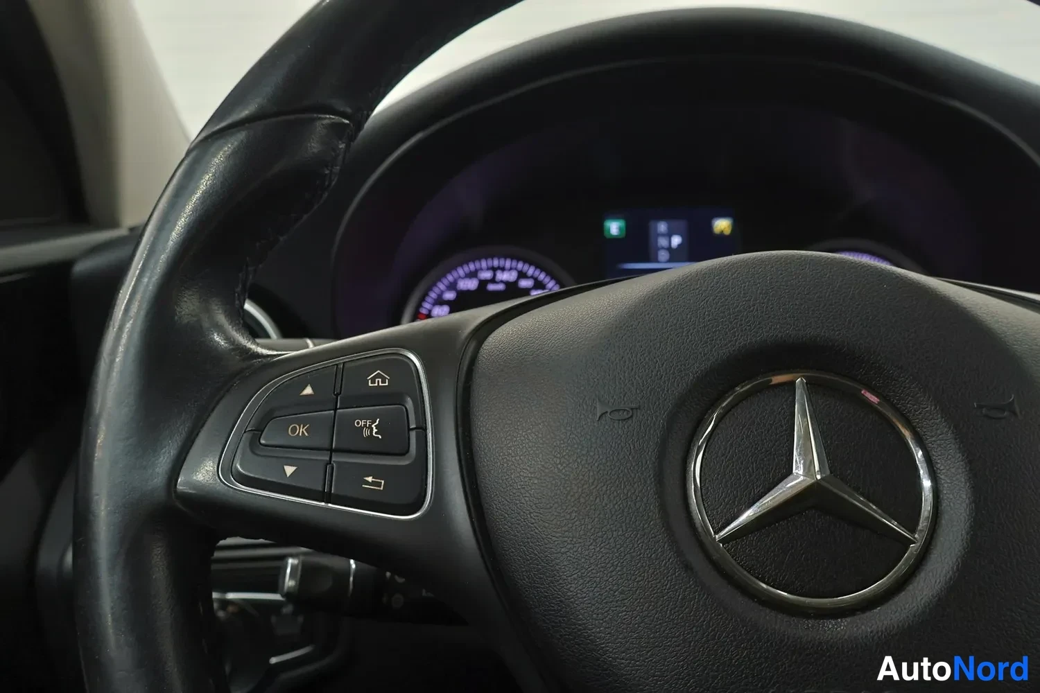 Muu: Ohjauspyörän vasen puoli ja Mercedes-tähti, taustalla kojelauta
