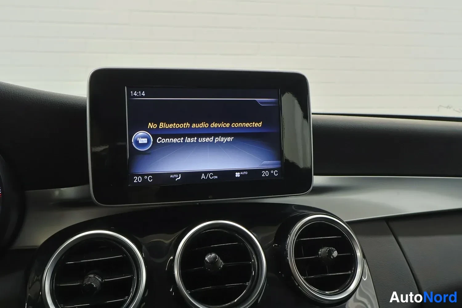 Muu: Keskinäyttö ilmoittaa 'No Bluetooth audio device connected' ja 'Connect last used player'; alla kolme pyöreää ilmastointisuutinta.