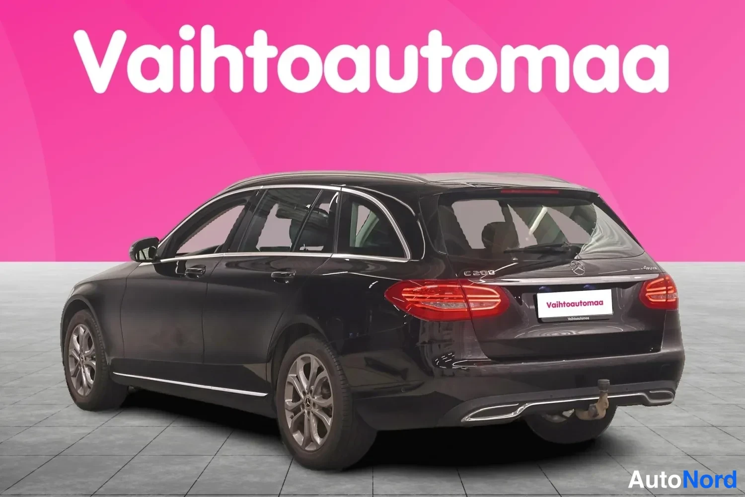 Takaviisto: Musta Mercedes-Benz -farmari takaviistolta oikealta, peräkansi ja vasen sivu näkyvissä.