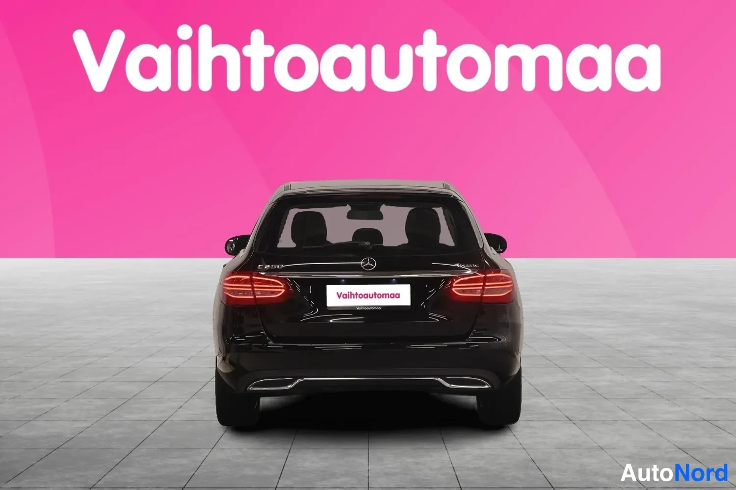 Takaa: Musta Mercedes-Benz -farmari suoraan takaa, perävalot ja peräluukku näkyvät.