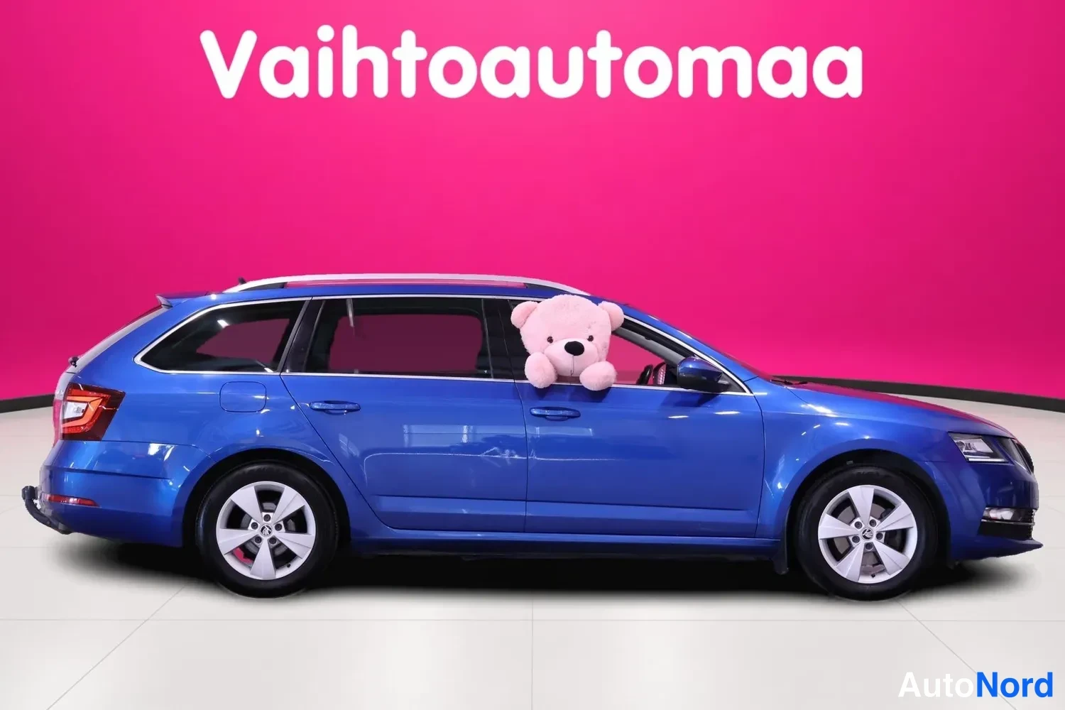 Sininen Skoda Octavia 2020, etuviisto, keula oikealle, kuva 4