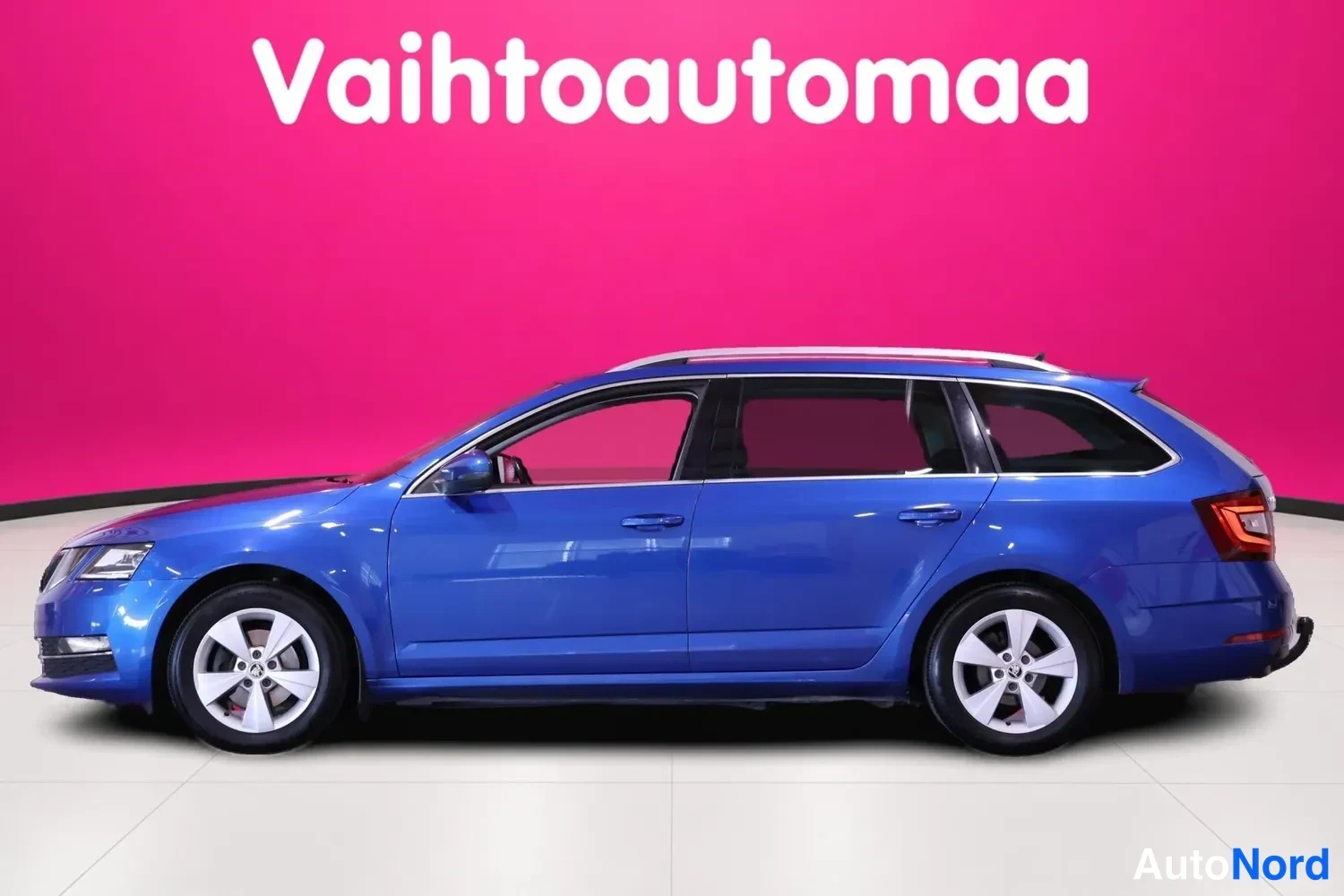 Sininen Skoda Octavia 2020, etuviisto, keula vasemmalle, kuva 2