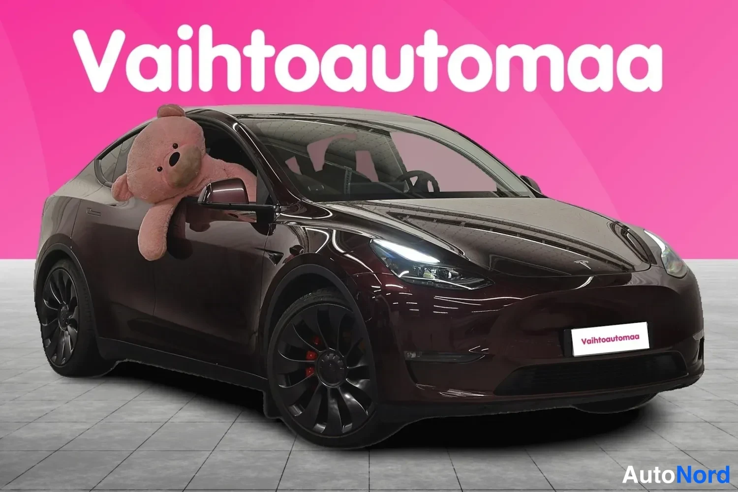 Etuviisto, nokka oikealle: Tesla Model Y 2023