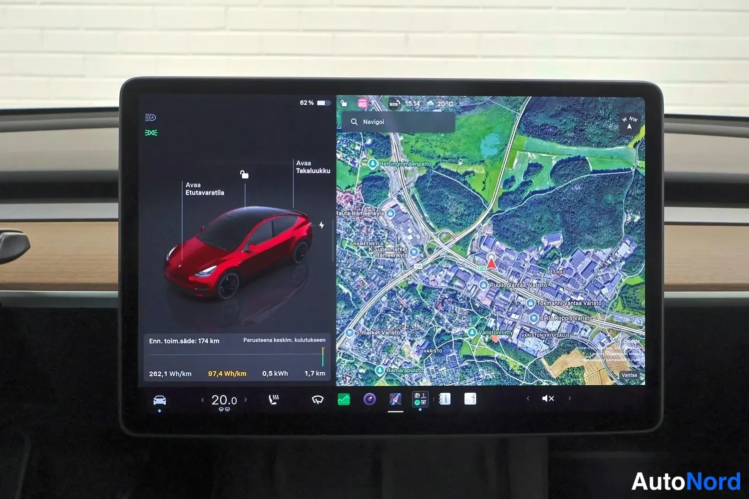 Muu: Tesla-autojen keskirivin kosketusnayttö lähikuvassa: vasemmalla ajoneuvon tilanäyttö punaisella autokuvalla (Enn. tolm. sade: 174 km, 282,1 Wh/km, 97,4 Wh/km, 0