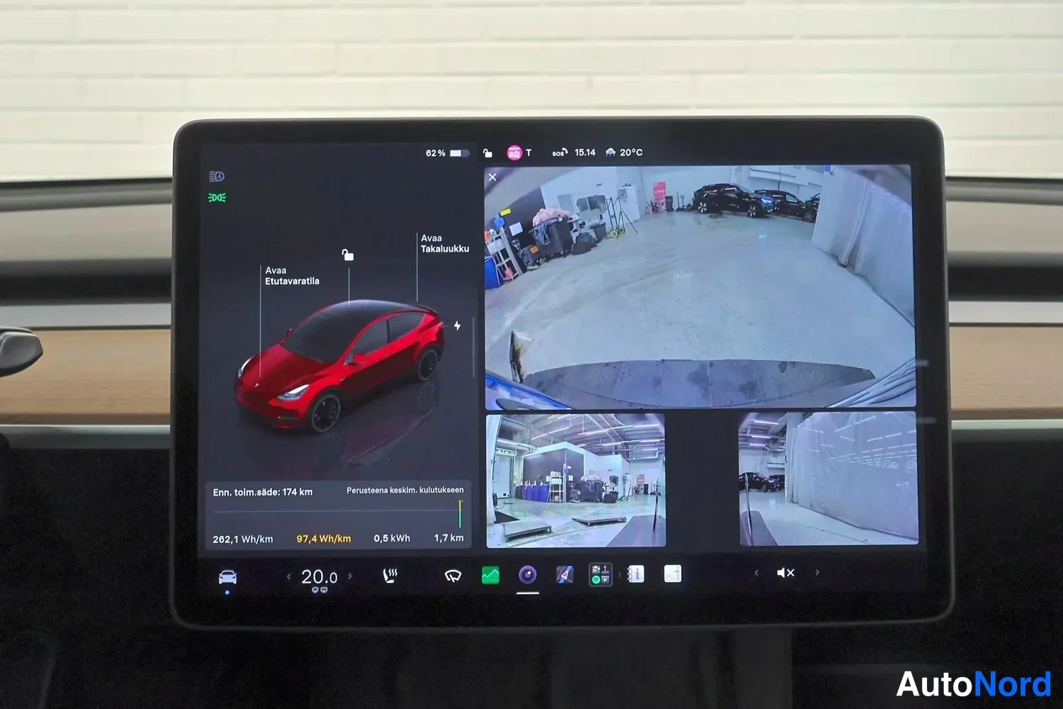 Muu: Tesla-autojen keskirivin kosketusnayttö näyttää peruutuskameran ja muut kamerakuvat: ylhäällä laaja kulmakuva autotallista, alla kaksi pienempää kuvaa; vasemmal