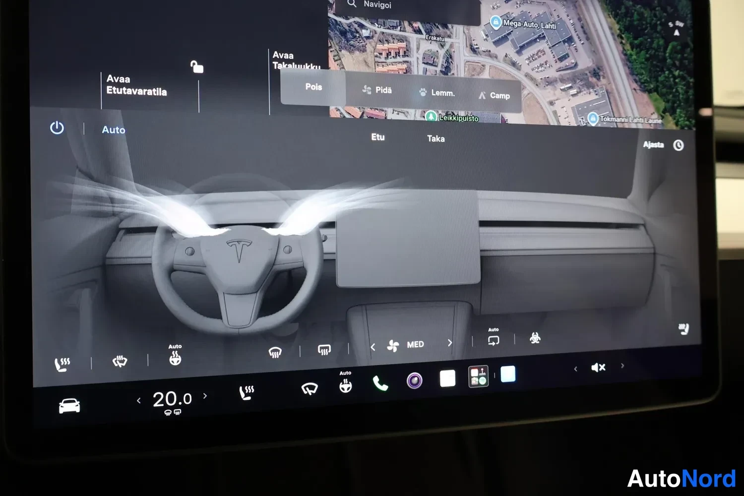 Yksityiskohta: Auton näytön kuva:Tesla-näytön ilmastointi- ja navigointivalikot.