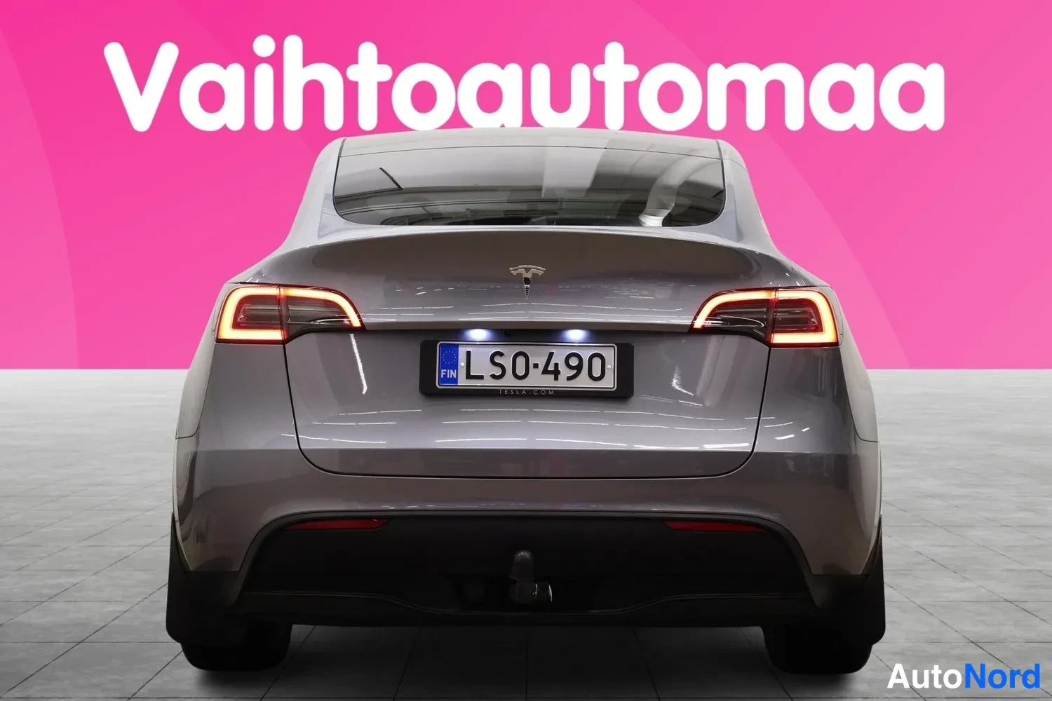 Takaa: Auton takaosa suoraan takaa, takavalot ja rekisterikilpi.