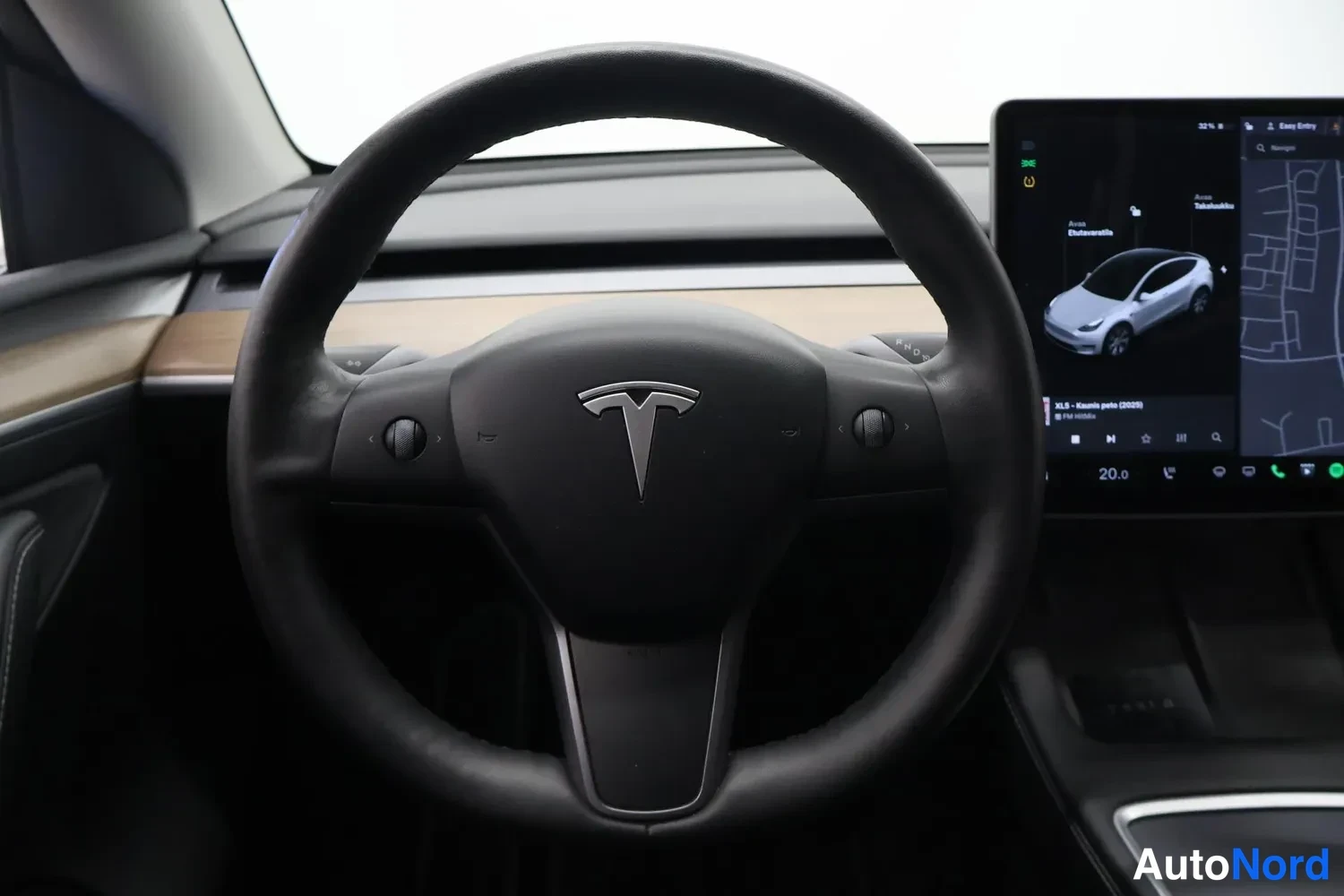 Muu: Tesla-autojen ohjauspyörä ja suuri kosketusnäyttö, autoa ohjataan näytöllä.