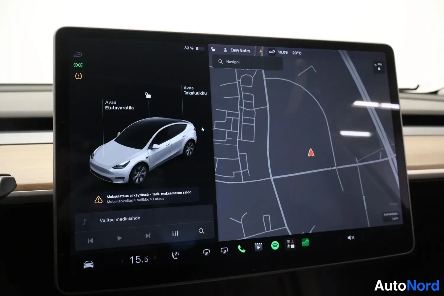 Muu: Tesla-automatin keskinäyttö lähikuva: suomenkieliset valikot (mm. 'Avaa Eutavaratila', 'Avaa Takaluukku'), akun tila 33 % ja navigointikartta.