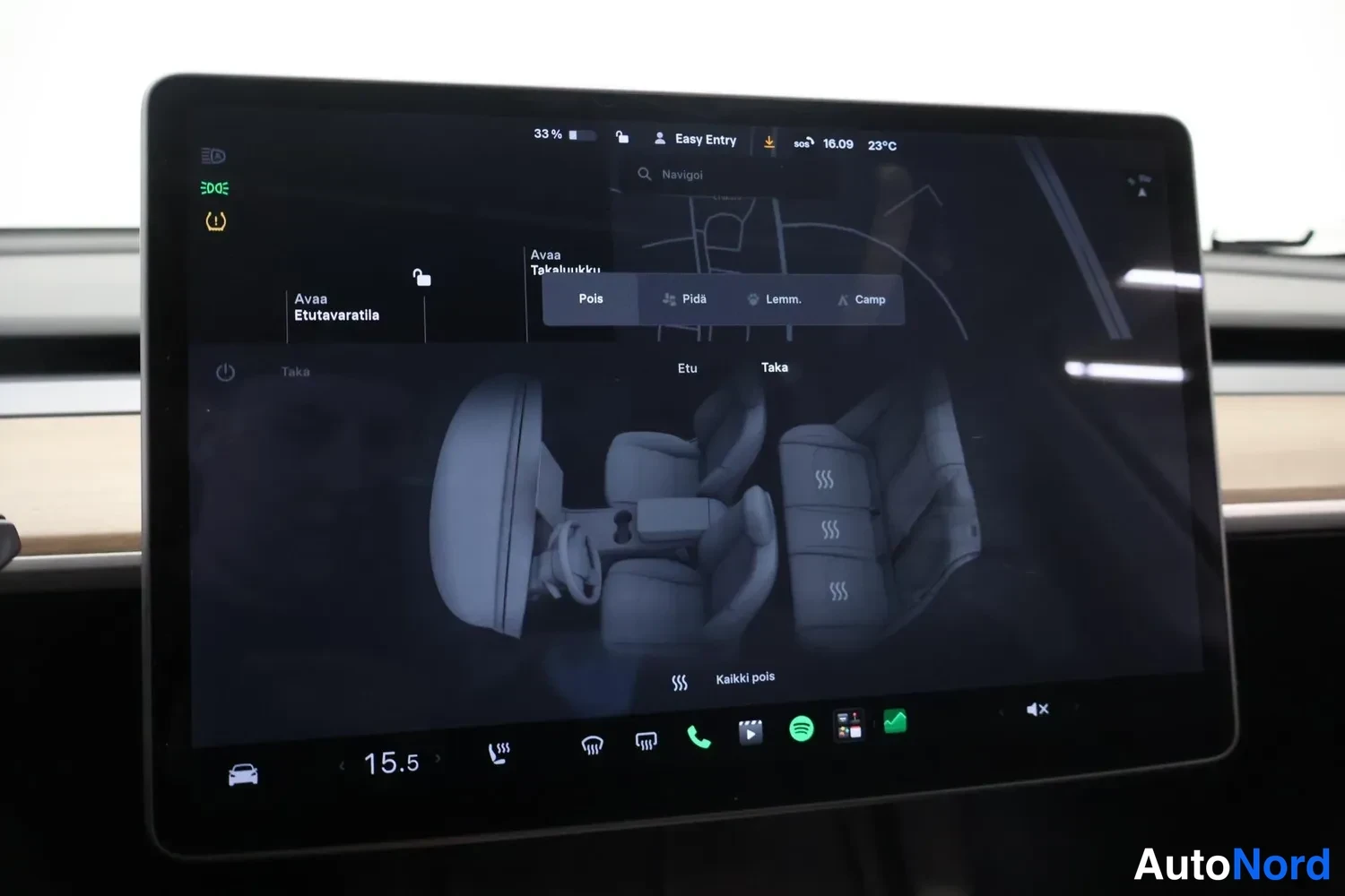 Muu: Tesla Model Y:n kosketusnäyttö istutten lämmitysnäkymässä, jossa takapenkin lämmitys on käytössä ja akun varaus on 33 %.