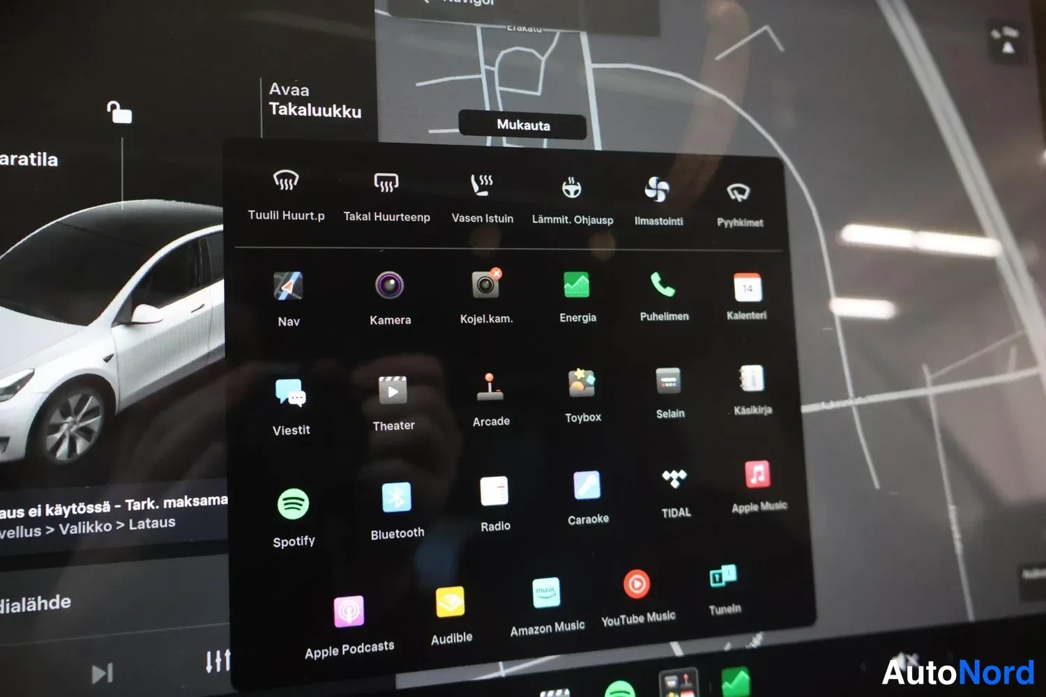 Muu: Tesla Model Y:n kosketusnäytön sovellusvalikko, jossa näkyvät muun muassa Spotify, Apple Music, YouTube Music ja pelit.
