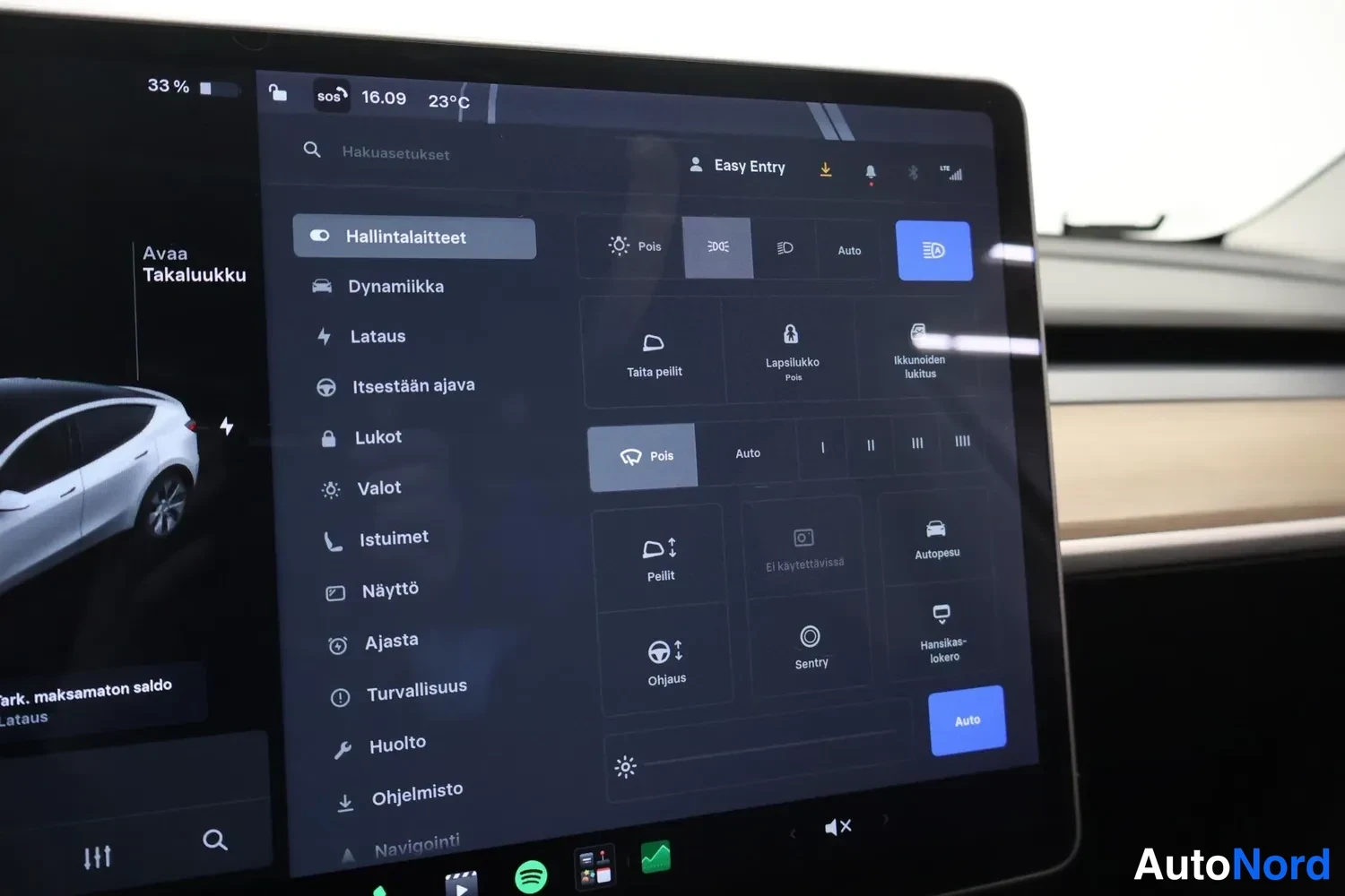 Muu: Tesla Model Y:n kosketusnäytön Hallintalaitteet-valikko, jossa on asetuksia muun muassa lukituksille, valoille, ajastukselle ja turvallisuudelle.