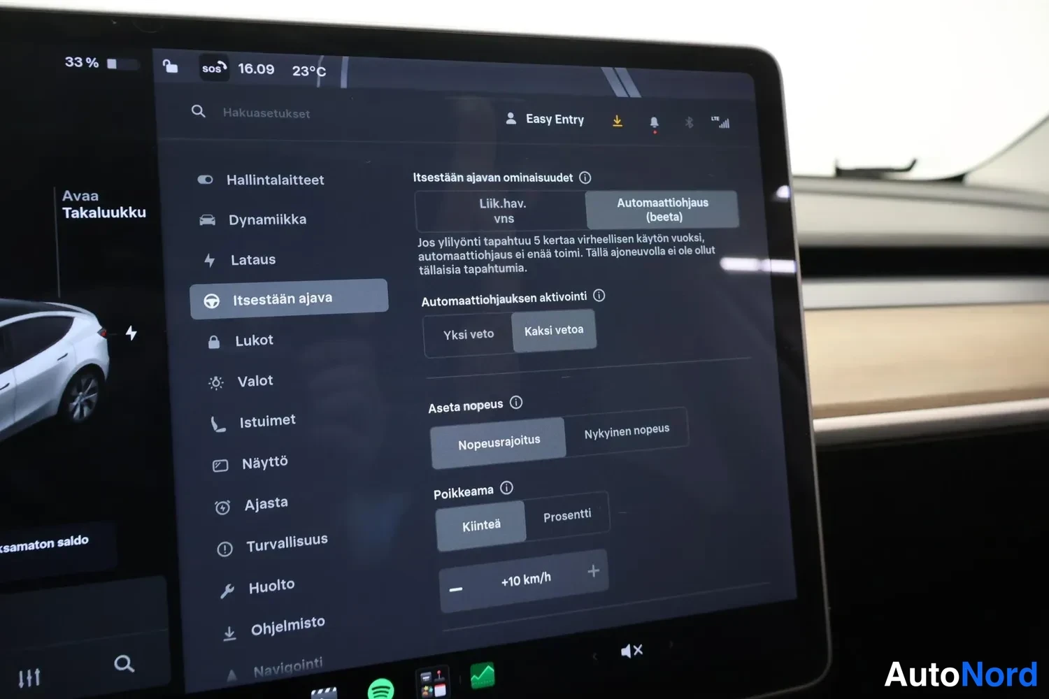 Muu: Tesla-koesläytti näyttää Itsestään ajava -asetukset: Automaattiohjaus (beta), Kaksi vetoa ja Nopeusrajoitus valittuina.