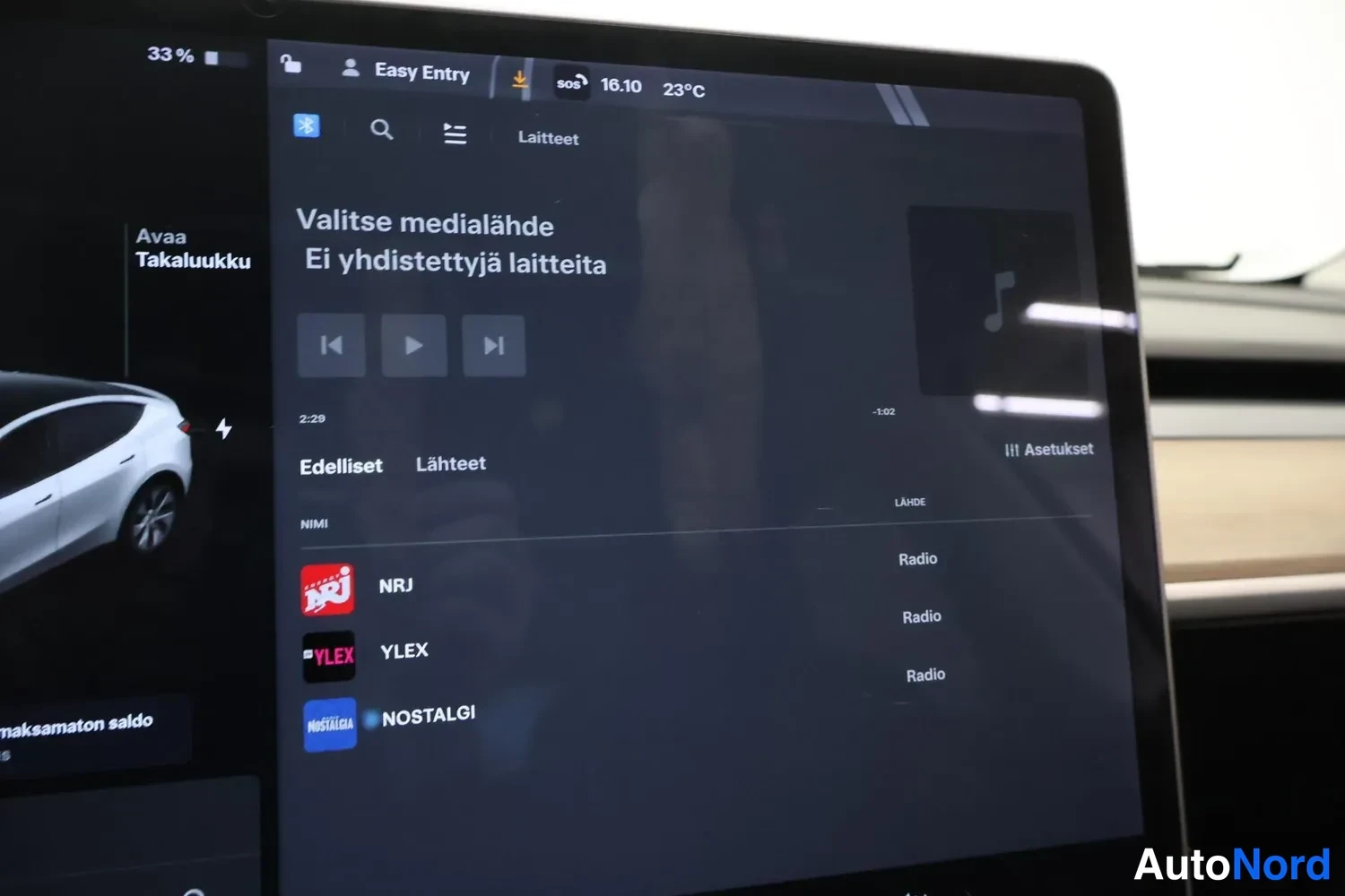 Muu: Auton medianäytön laitteet-näkymä, teksti 'Valitse medialähde – Ei yhdistettyjä laitteita'; Aiemmat-listassa NRJ, YLEX ja NOSTALGI, kaikki lähteellä Radio.