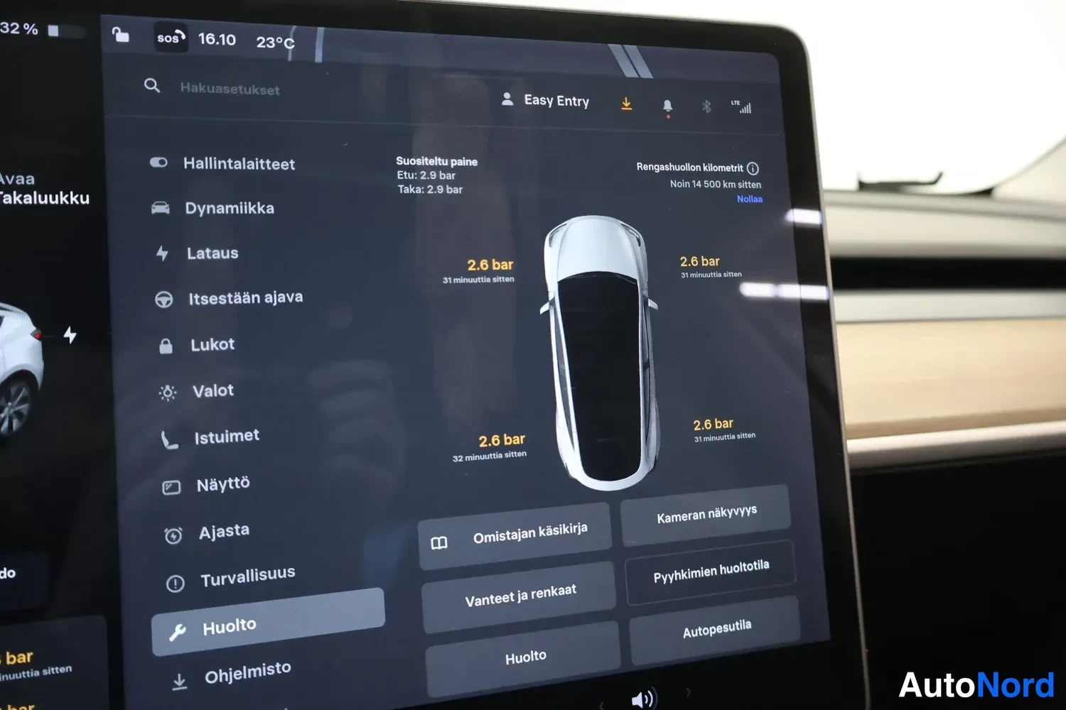 Muu: Close-up of a central touchscreen infotainment display inside a vehicle.