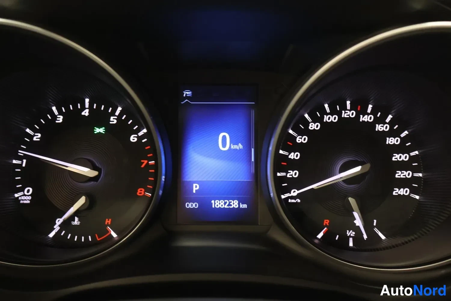 Muu: Mittaristo lähikuva: nopeusmittari ja kierroslukumittari, keskellä näyttö, jossa '0 km/h', 'P' ja 'ODO 188238 km'.
