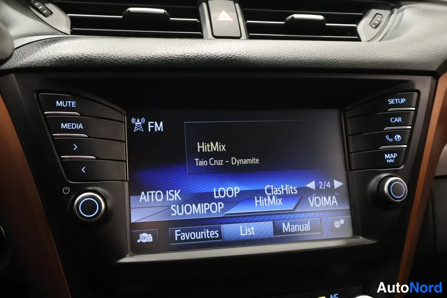 Yksityiskohta: Kojelautaan sijoitettu viihdejärjestelmän näyttö näyttää FM-radioasemaa HitMix (Taio Cruz – Dynamite) ja esivalittuja radiolistanapainikkeita, kuten AITO ISK, S