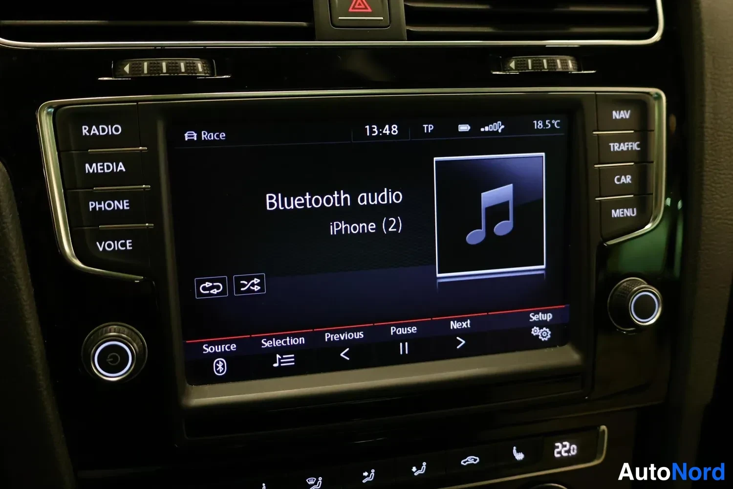 Muu: Keskirusku näyttää Bluetooth-äänilähteen valikon tekstillä 'Bluetooth audio iPhone (2)'.