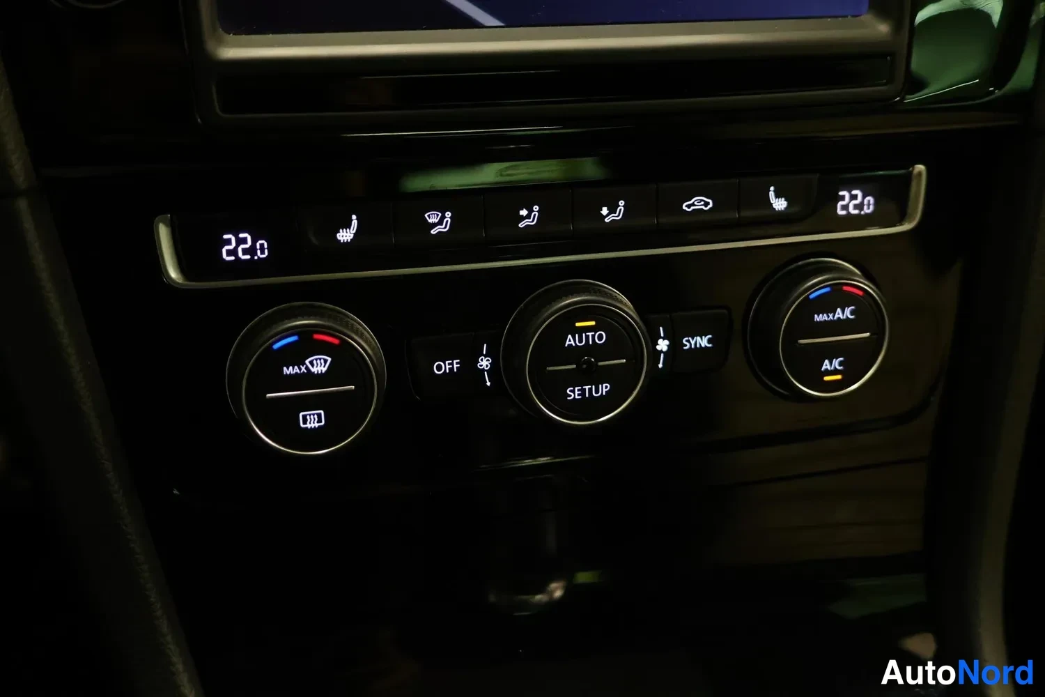 Muu: Autointron ilmastointipaneeli näyttää lämpötilaksi 22,0 ja painikkeita OFF, AUTO, SETUP, SYNC, MAX A/C ja A/C.