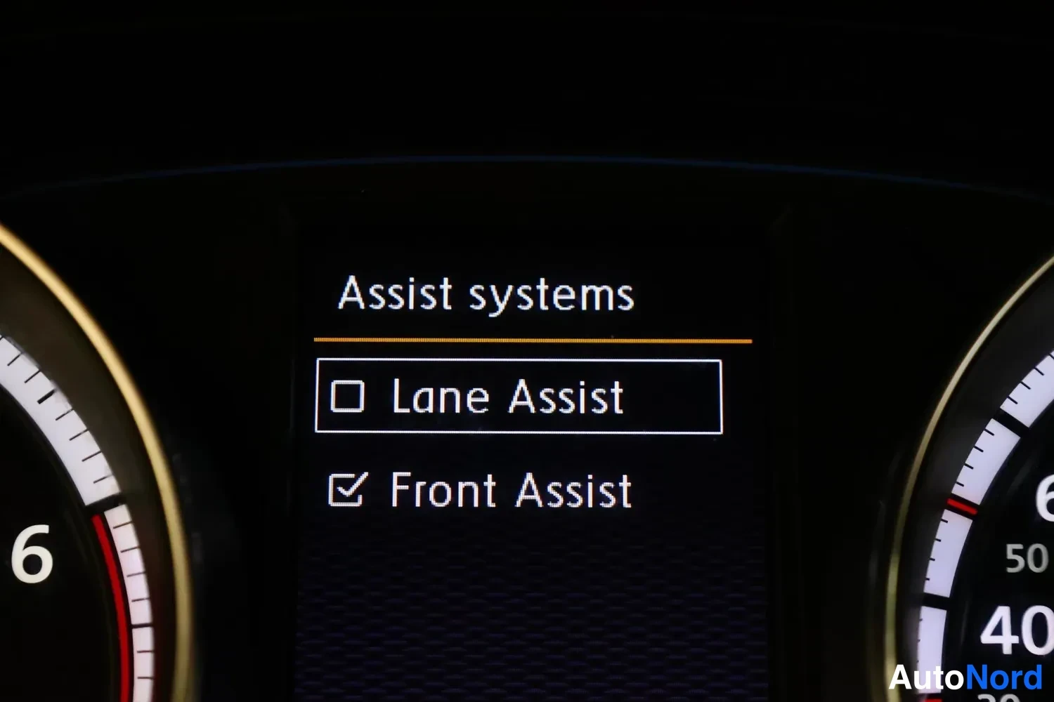 Yksityiskohta: Kojetaulun näyttö, jossa näkyy Assist systems -valikko ja kohdat Lane Assist sekä valittu Front Assist.