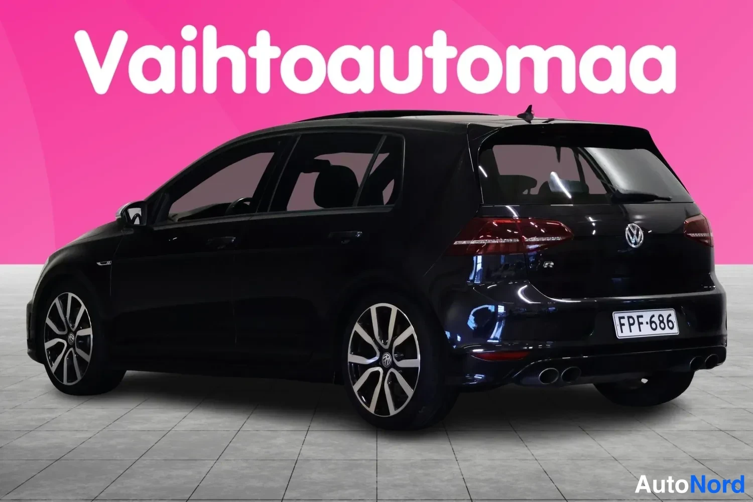 Takaviisto: Mustan Volkswagen Golf R -farmarin(?) takaosa ja vasen kylki kuvattuna vinosti; rekisterikilpi ja neliputoinen pakoputkisto.