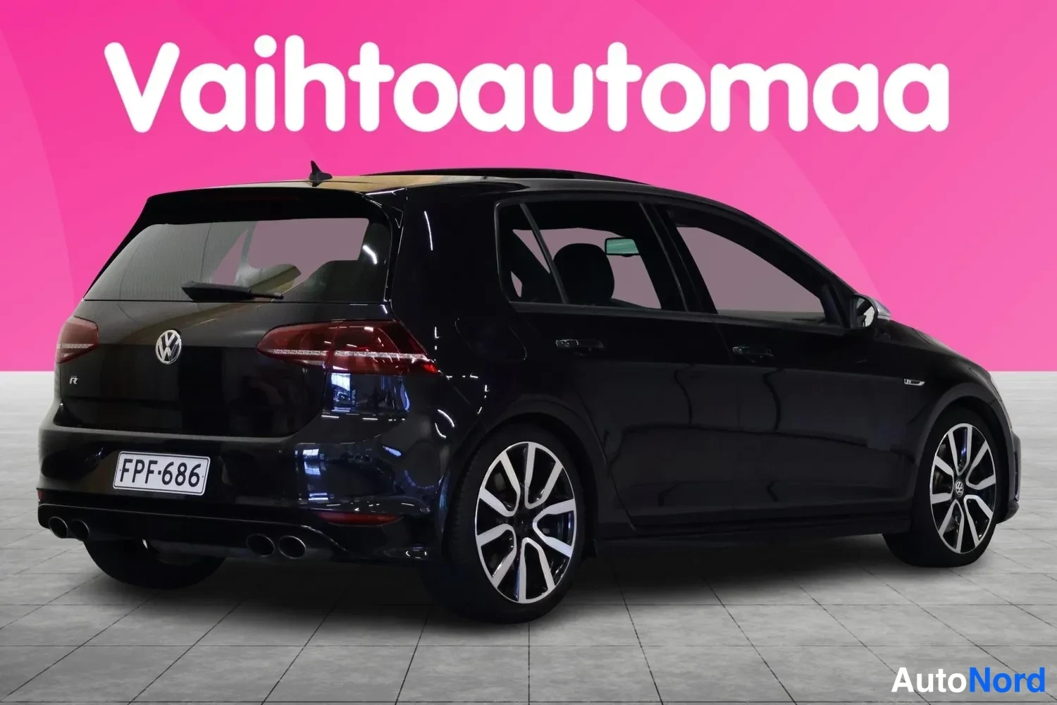 Takaviisto: Musta Volkswagen Golf takaa ja oikealta kyljeltä kuvattuna; rekisterikilpi, neliosta pakoputkisto.