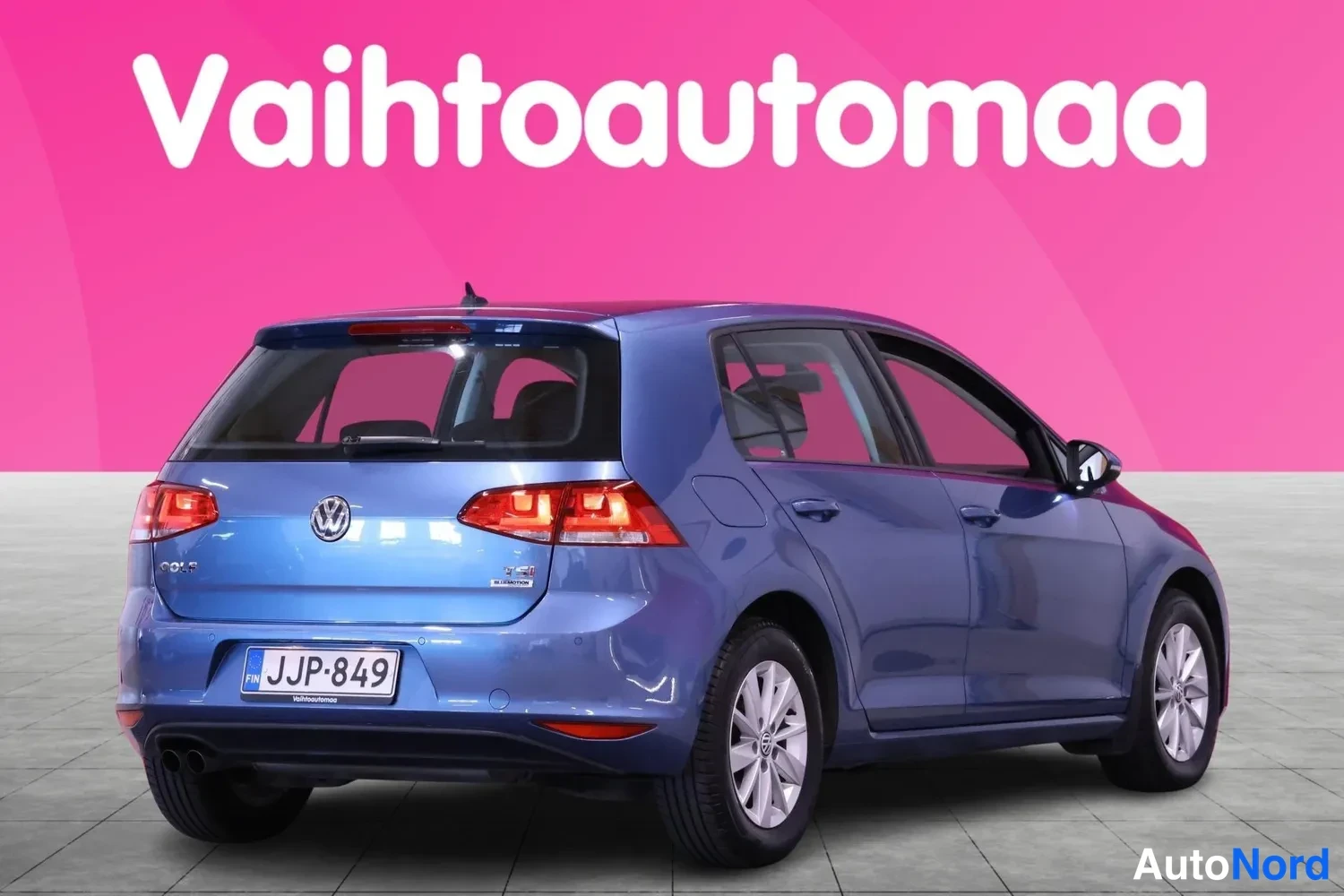 Takaviisto: Sininen Volkswagen Golf takakulmasta vasemmalta, rekisteritunnus