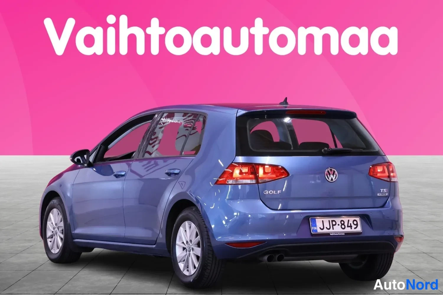 Takaviisto: Sininen Volkswagen Golf takaviistosta kuvattuna; takavalot, GOLF-merkki ja rekisterikilpi näkyvissä.