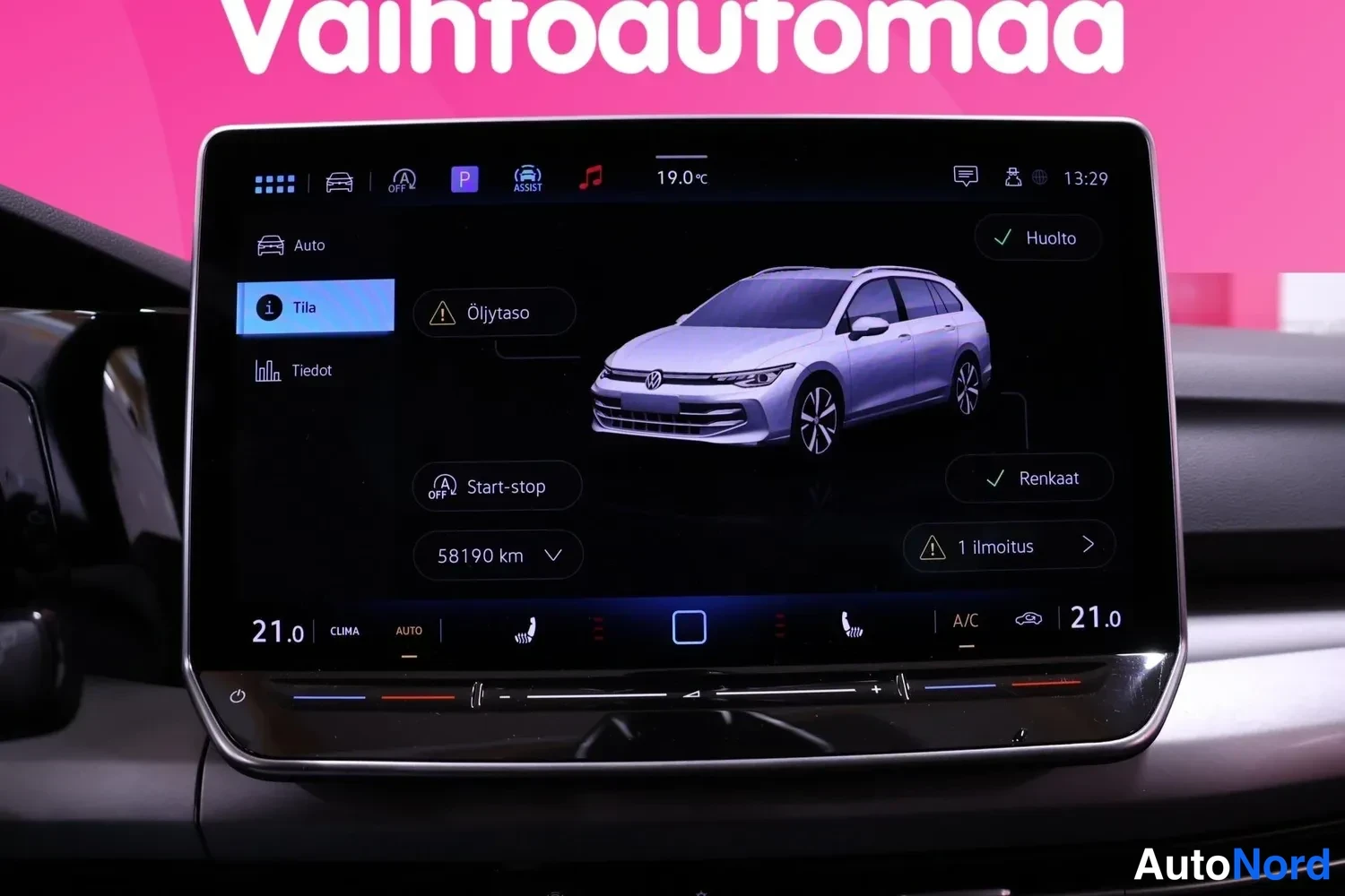 Muu: Auton infotainment-näyttö ilmoittaa käyntimäärän 58190 km ja näyttää ilmoituksen 'Öljytaso' sekä '1 ilmoitus'.