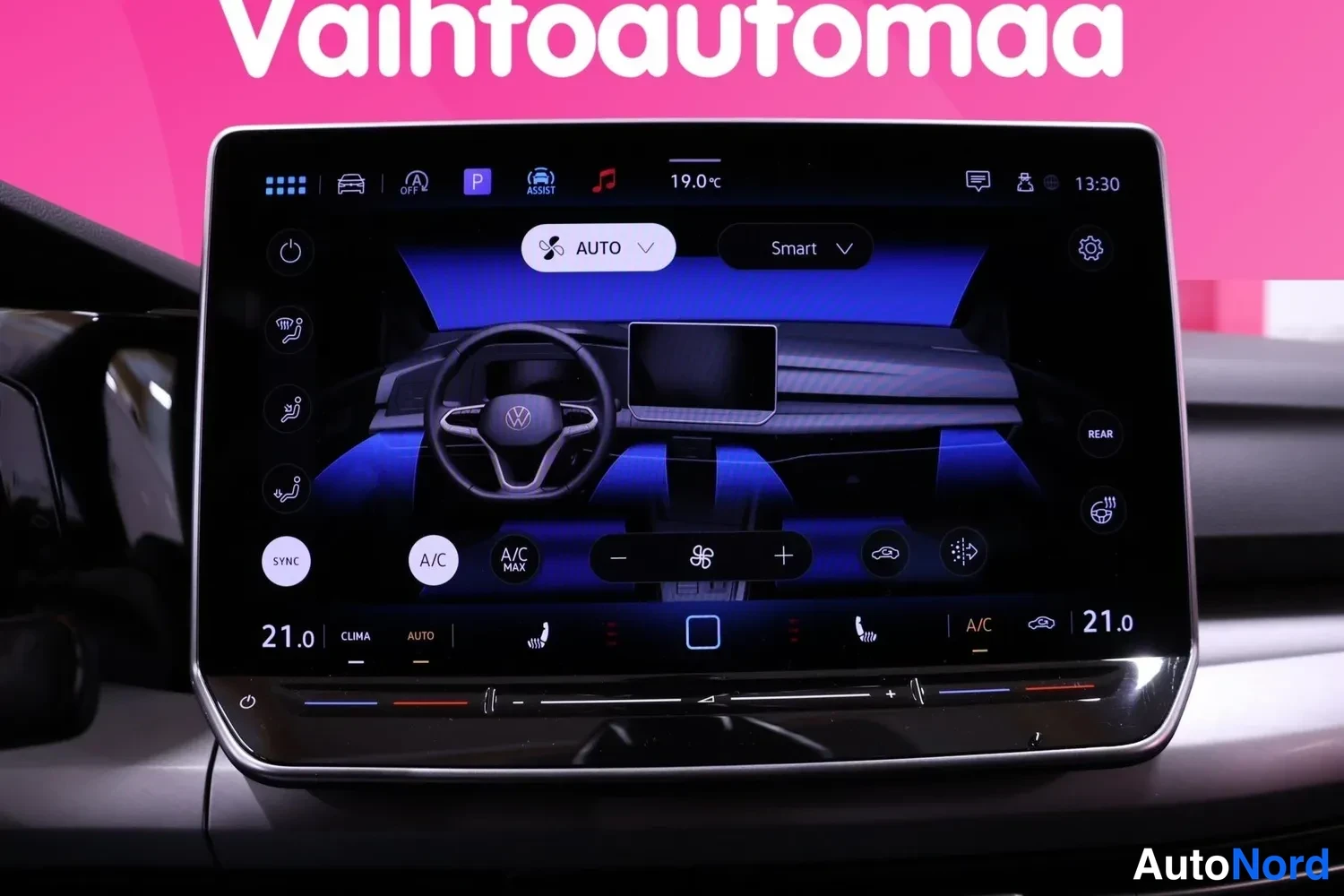 Muu: Infotainment-näytön ilmastointivalikko on näkyvissä AUTO- ja Smart-toiminnoilla, A/C ja A/C MAX -painikkeilla sekä ohjaustilannekuvalla.
