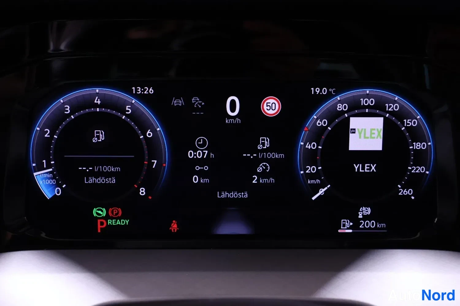 Muu: Digitaalinen mittaristo näyttää 0 km/h nopeuden, 0 km matkamittarin, READY-merkinnän ja 200 km toimintamatkan.