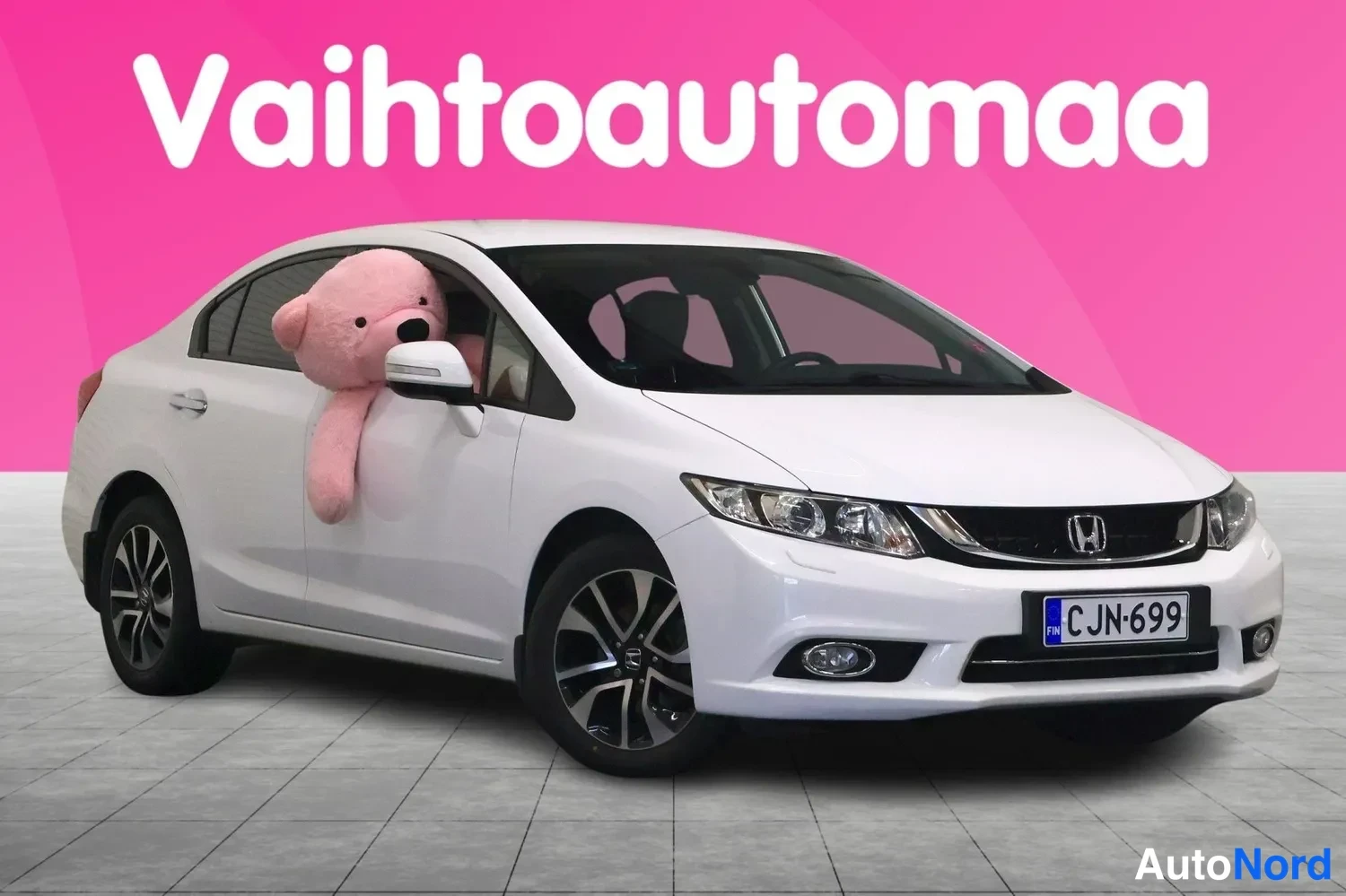 Etuviisto, nokka oikealle: Valkoinen Honda Civic -sedan kolmeneljäsosaa edestä oikealta kuvattuna, pehmoelen ajoviimestari}