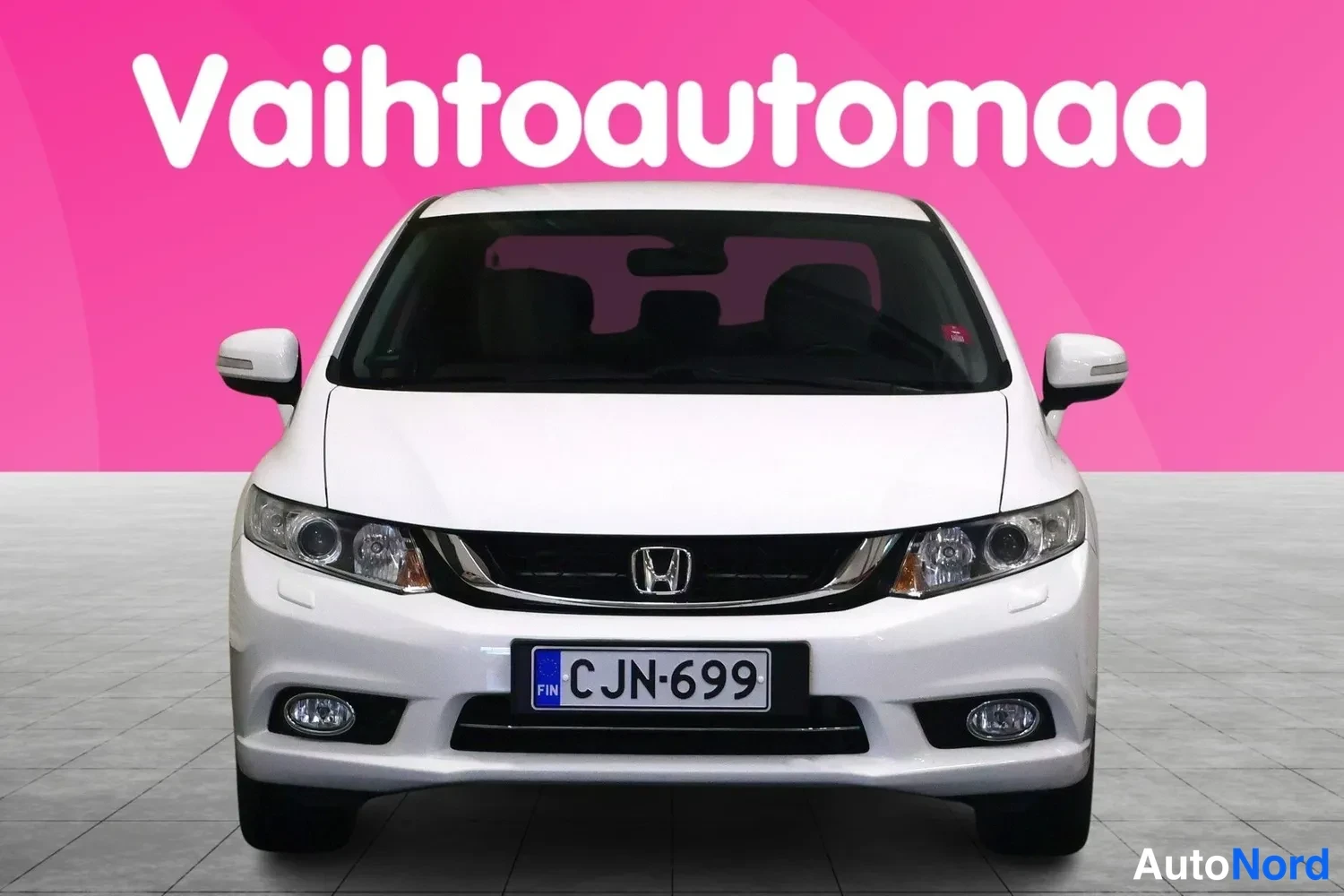 Edestä: Valkoinen Honda Civic sedan suoraan edestä kuvattuna, rekisterikilpi