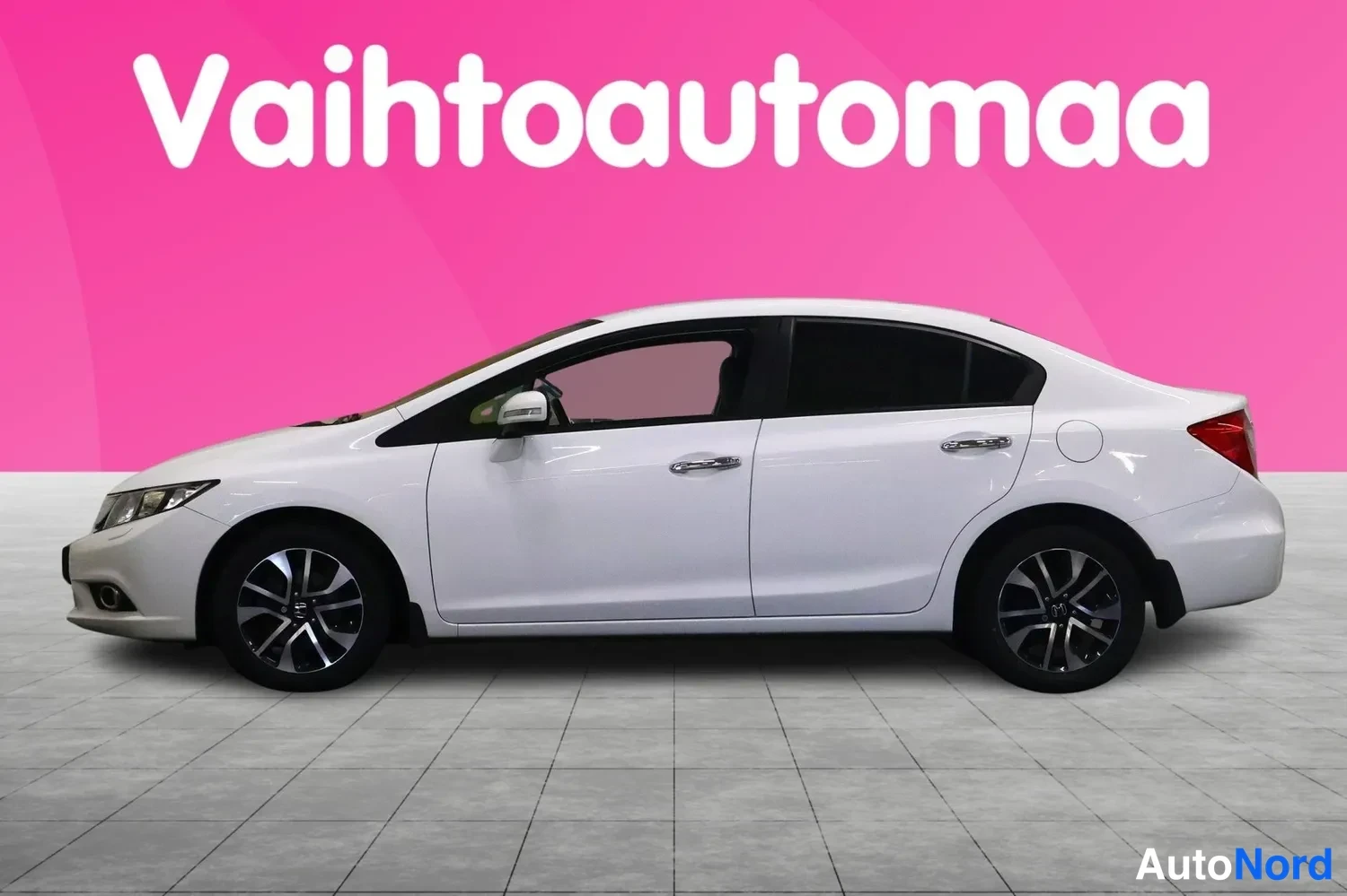 Sivulta: Valkoinen Honda Civic -sedan sivukuva, kevytmetallivanteet.