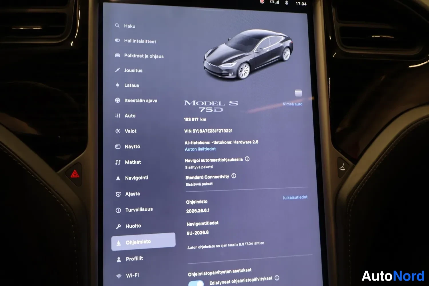 Muu: Auton kosketusnäytön ohjelmistosivu: Model S 75D, 153 917 km, VIN-numero, AI-tietokone Hardware 2.5 ja ohjelmistoversio 2026.28.6.1.