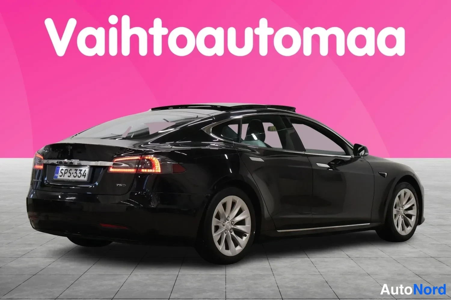 Takaviisto: Mustan Tesla Model S:n takaosan kolmasosakuva vasemmalta; rekisteri, hopeavanteet ja lasikatto.