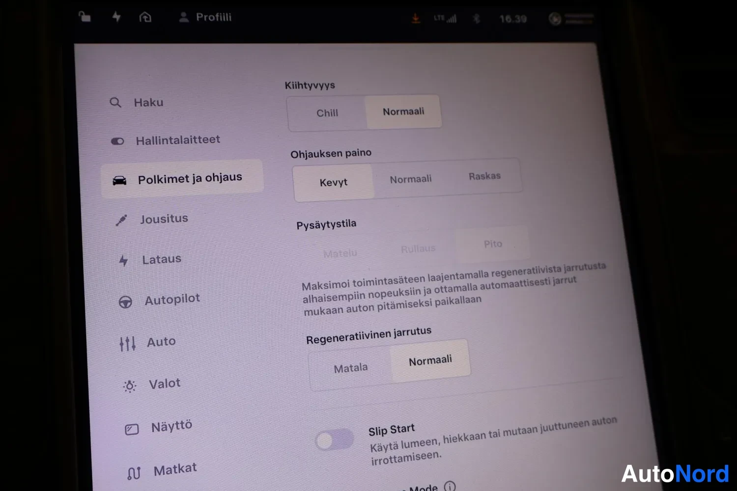 Muu: Näytön asetusvalikko: valittuna 'Polkimet ja ohjaus', näkyvissä asetukset kiihtyvyydestä, ohjauksen painosta ja regeneratiivisesta jarrutuksesta.