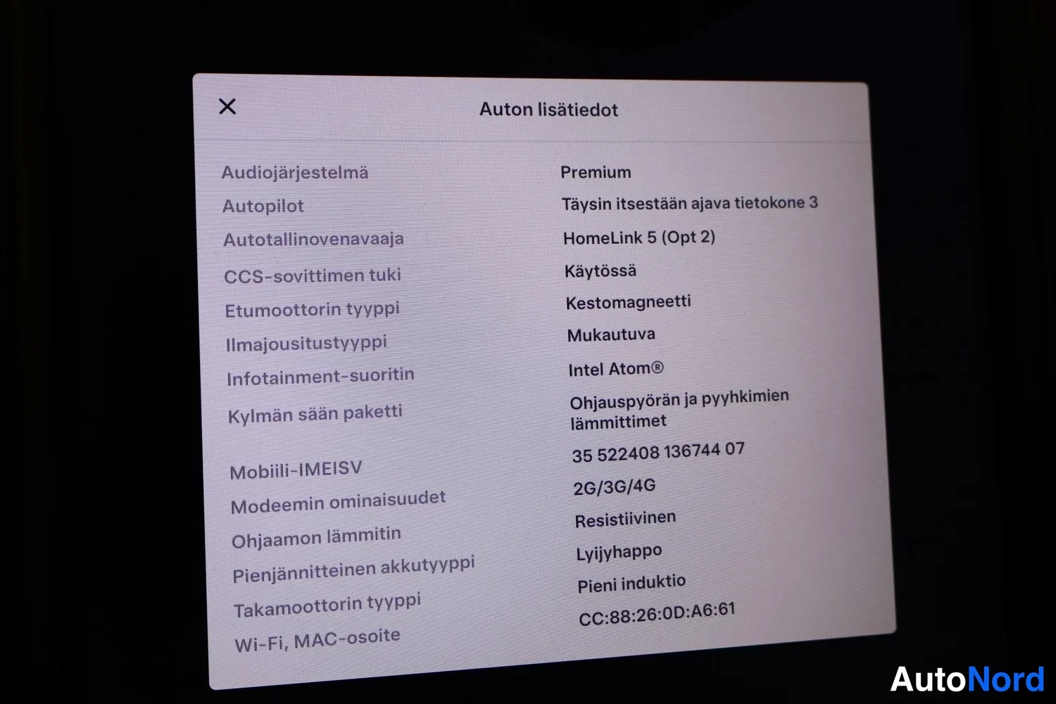 Muu: Auton lisätiedot -ruutu, jossa lista teknisistä tiedoista kuten Autopilot, CCS-sovittimen tuki ja moottorityypit.