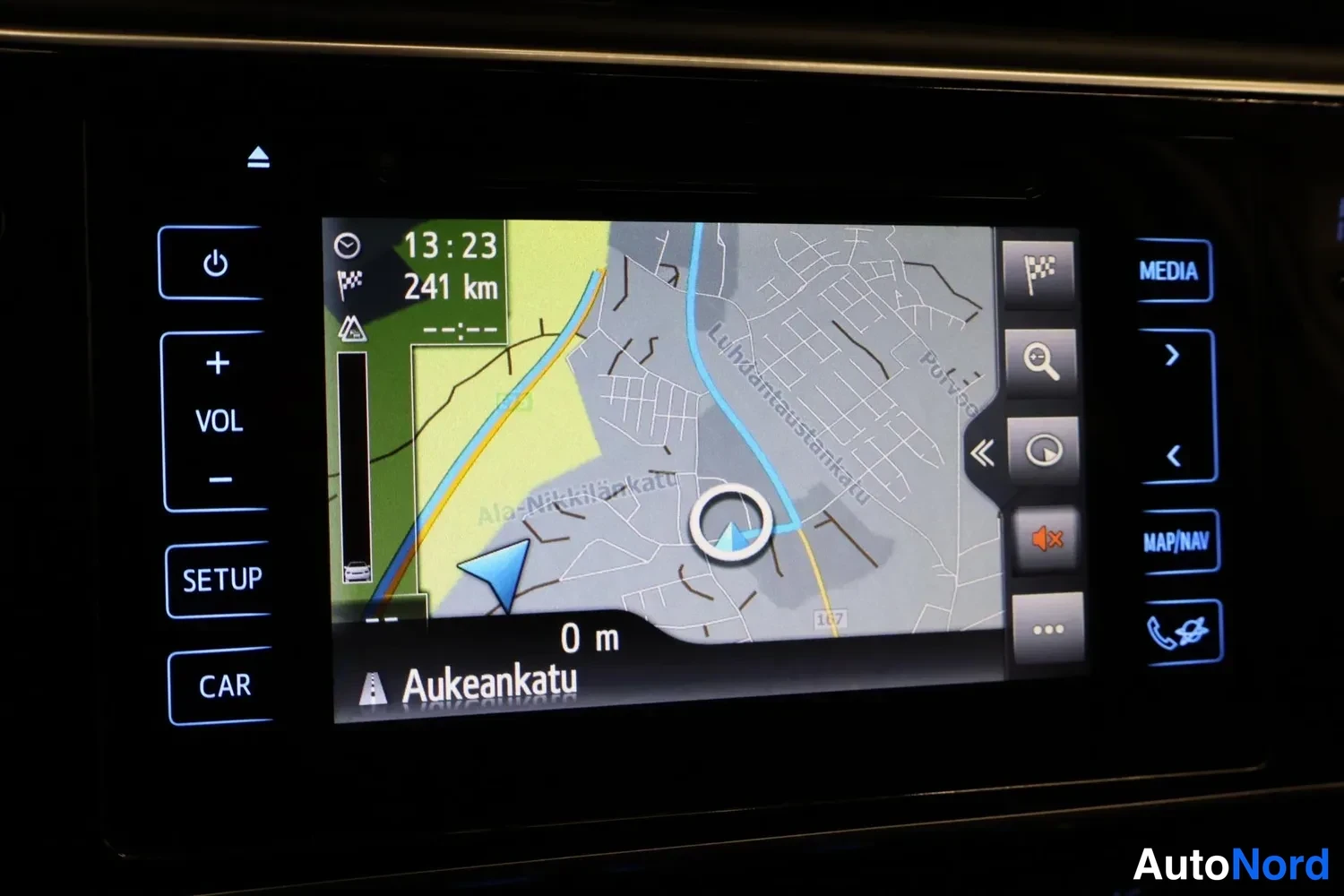 Muu: Infotainment-näytön navigaattorikartta, ruudulla kello 13:23, ajettu 241 km ja katuosoite Aukeankatu.