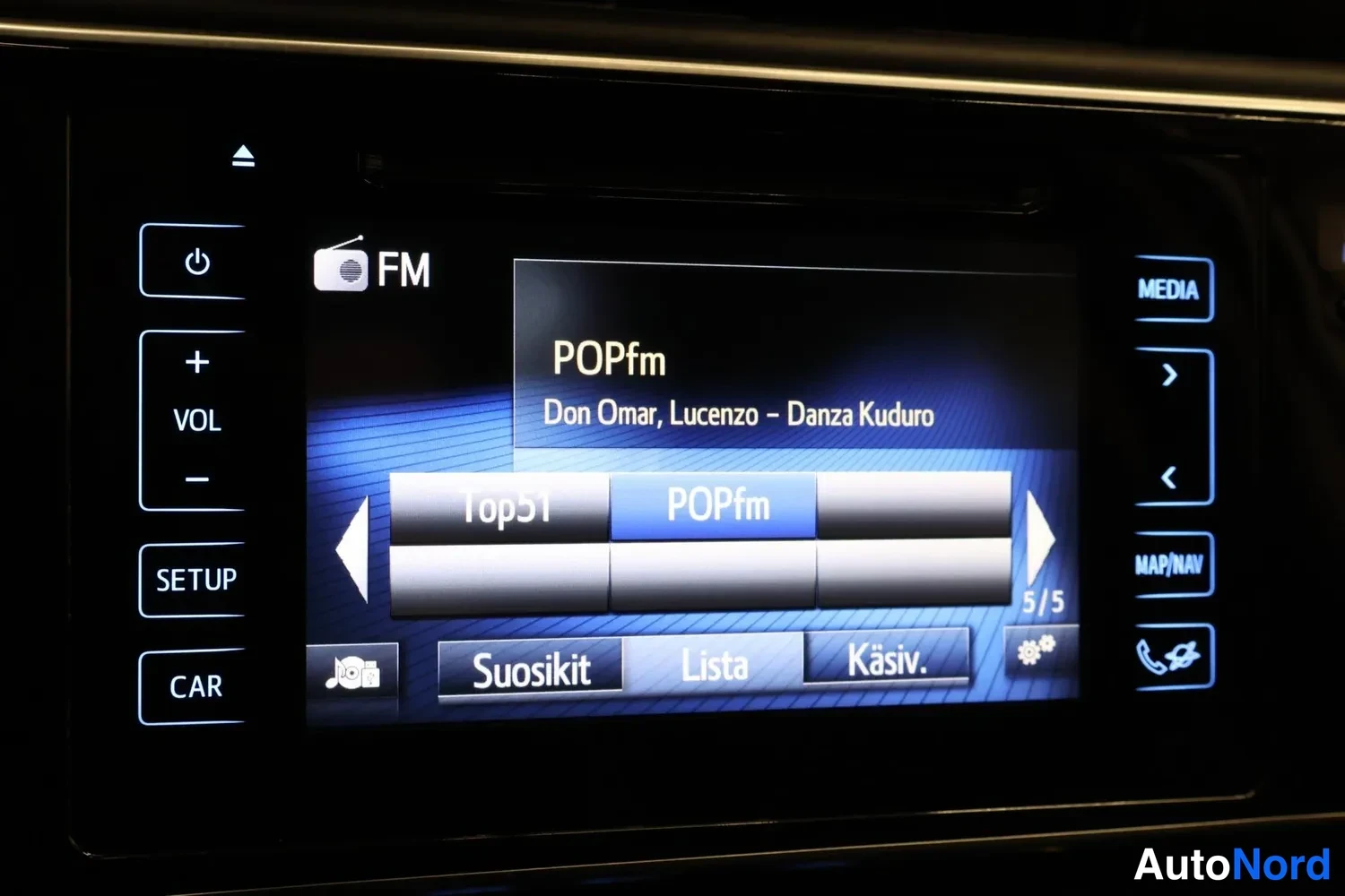 Muu: Infotainment-näyttö, jossa FM-radio soittaa kanavaa POPfm; kappale Don Omar, Lucenzo – Danza Kuduro.