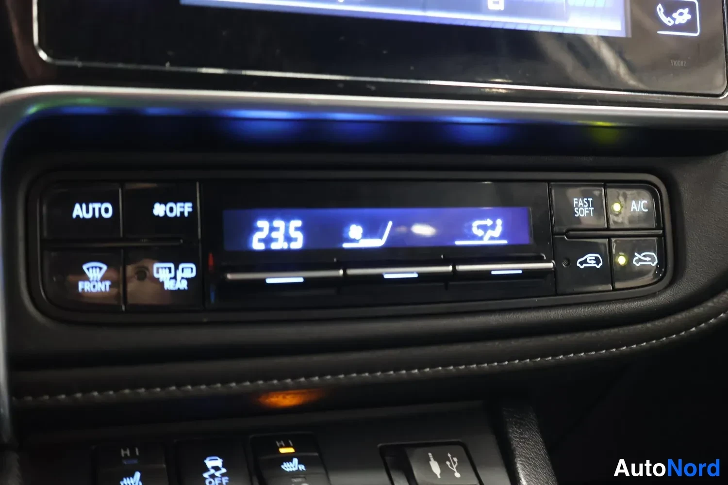Muu: Ilmastointilaitteen hallintapaneeli, lämpötila 23,5 astetta, AUTO- ja A/C-napit.
