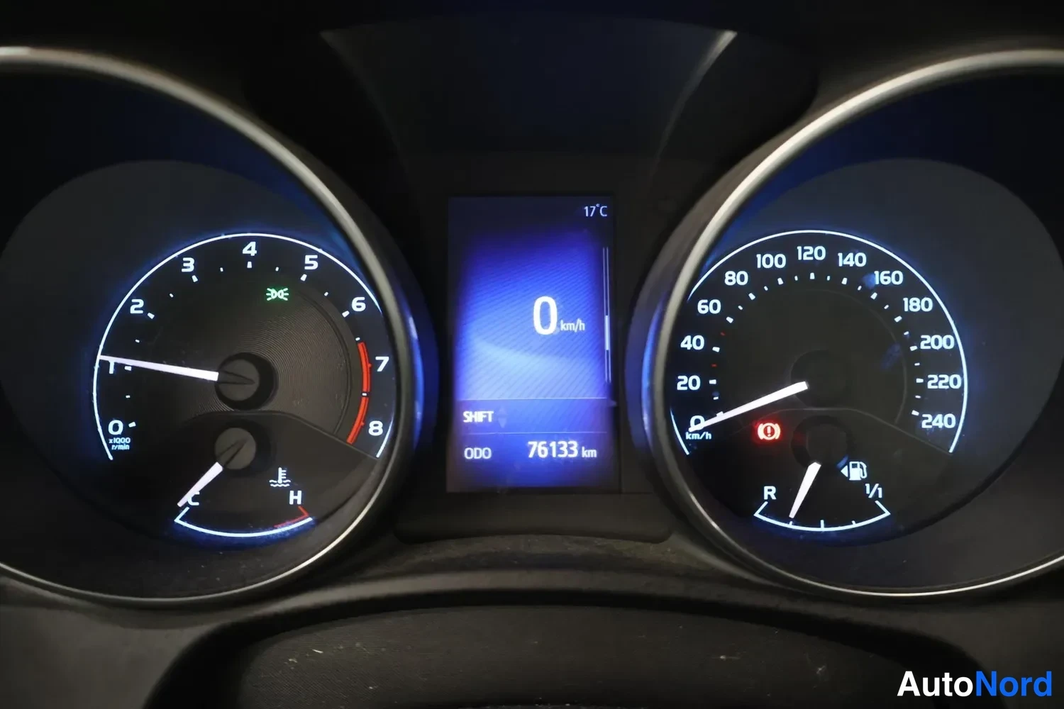 Yksityiskohta: Mittaristo, jonka keskinäytössä lukee odometer-arvo 76133 km ja nopeus 0 km/h.