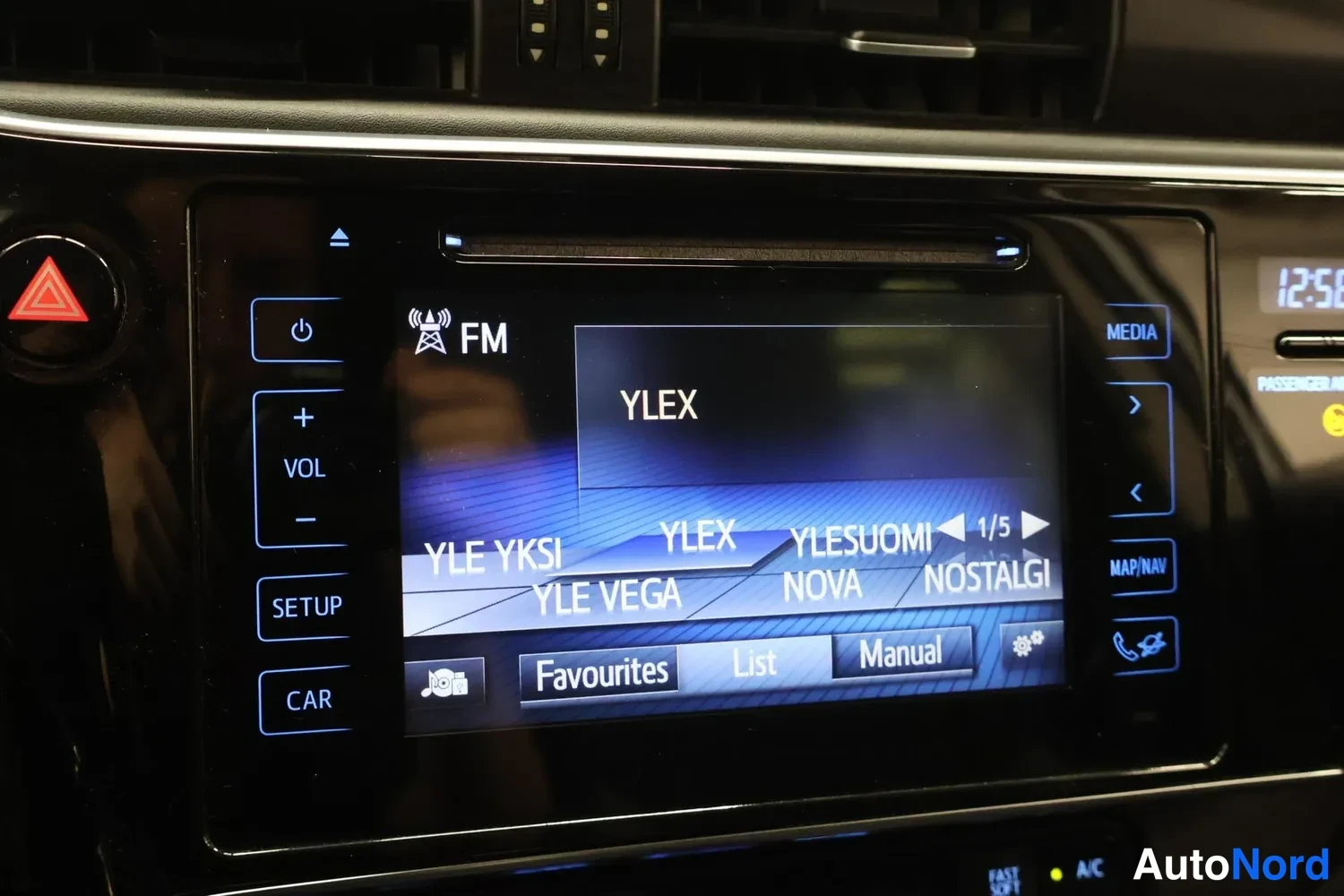 Yksityiskohta: Keskikäyttöpaneelin näyttö kuuntelee FM-kanavaa YLEX; kanavalistalla muun muassa YLE YKSI, YLE VEGA, YLESUOMI, NOVA, NOSTALGI.