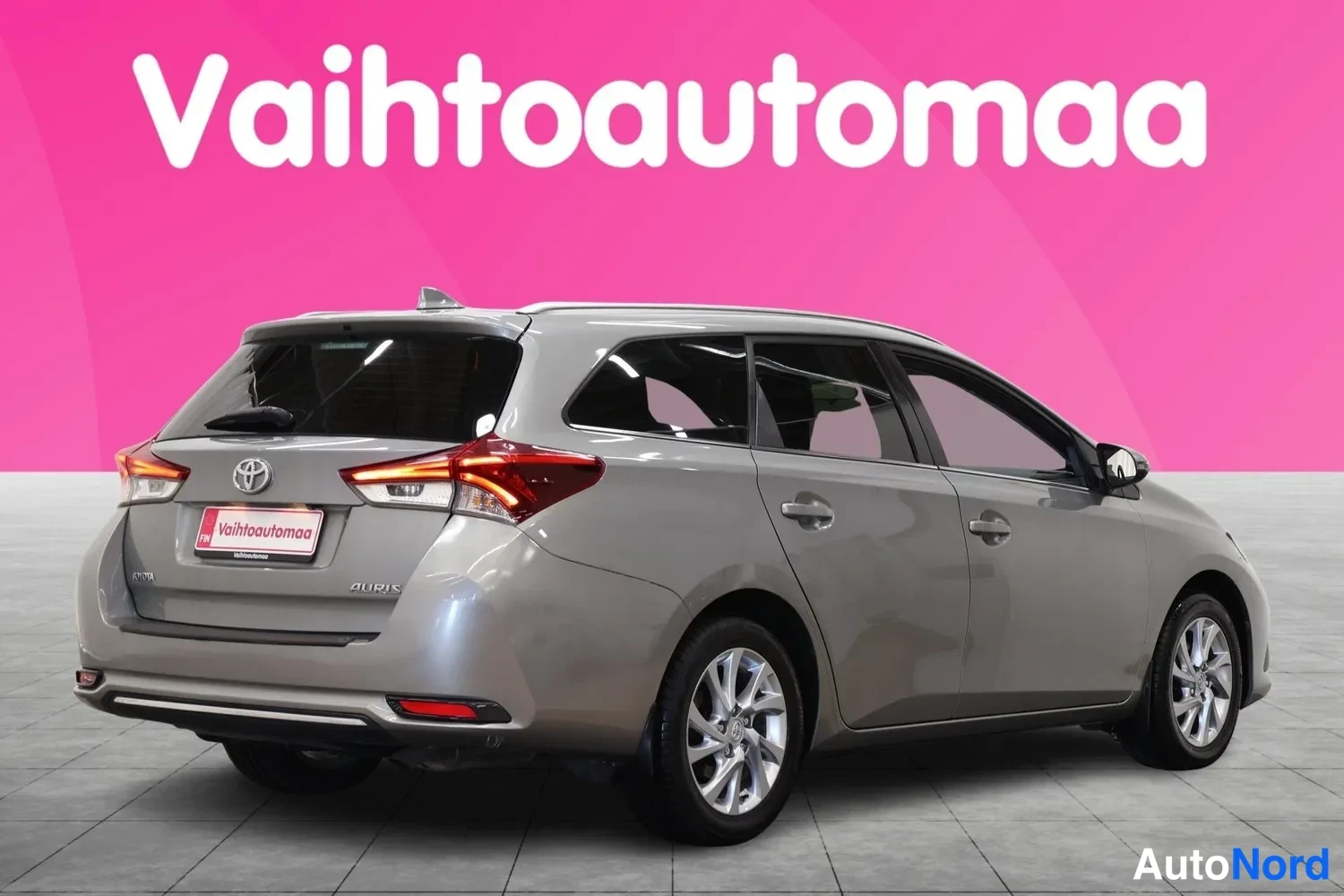 Takaviisto: Toyota Auris Touring Sports takaviistosta oikealta kuvattuna, AURIS-teksti takaluukussa ja kevytmetallivanteet näkyvissä.