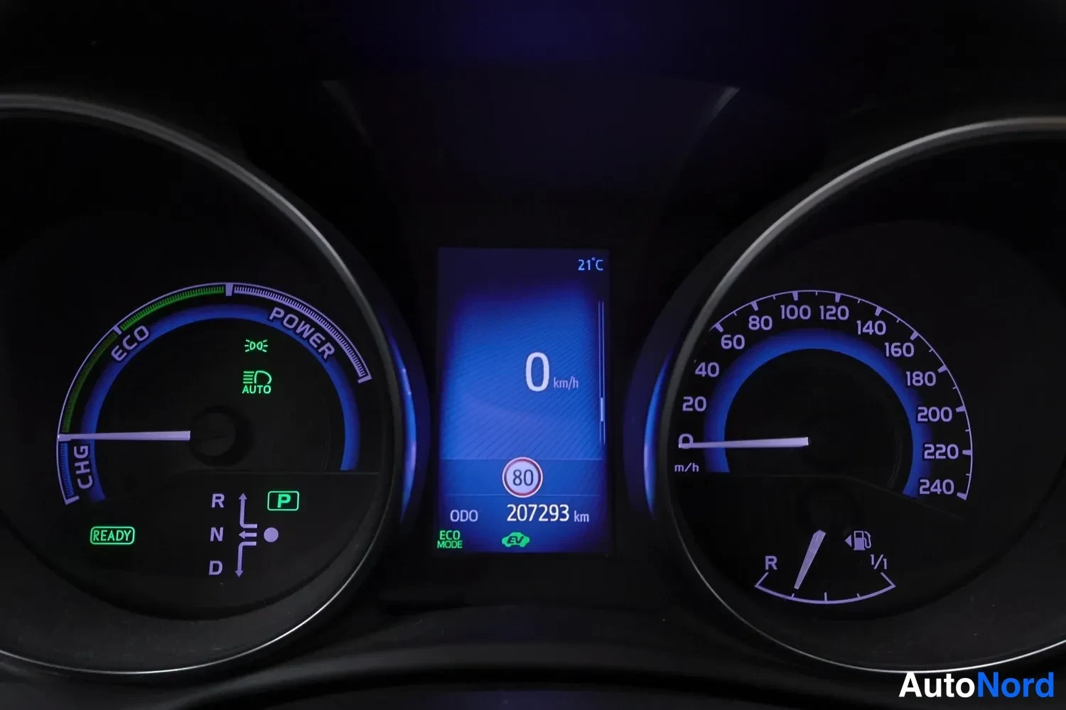 Etuviisto, nokka vasemmalle: Hybridiauton kojelauta: ECO/CHG/POWER-mittari, READY-merkki, nopeusmittari 0–240 km/h, polttoainemittari sekä keskinäytön ODO-lukema 207293 km ja lämpö