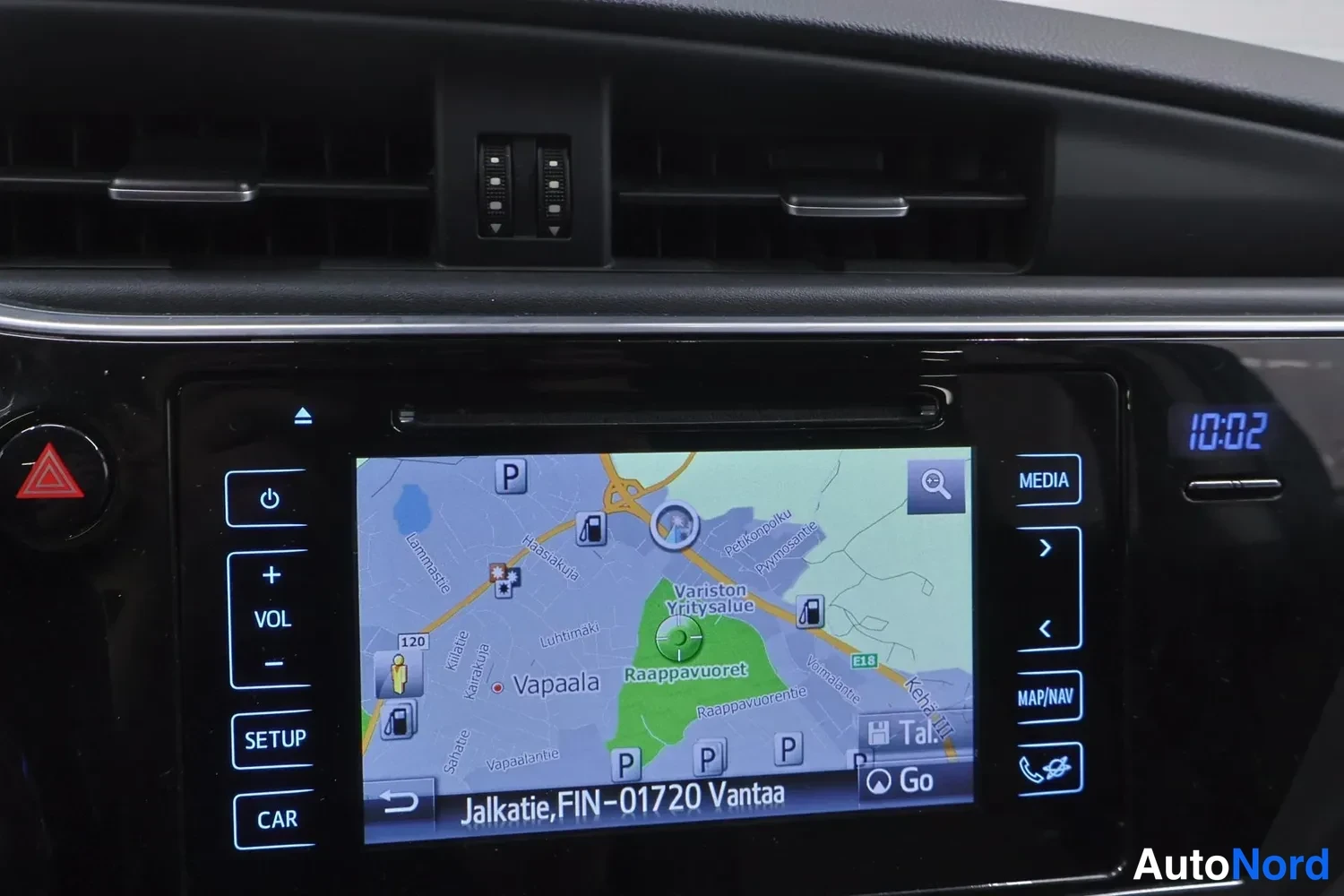 Muu: Infotainment-näyttö näyttää kartanavigaatiota, alareunassa teksti 'Jalkatie,FIN-01720 Vantaa'.
