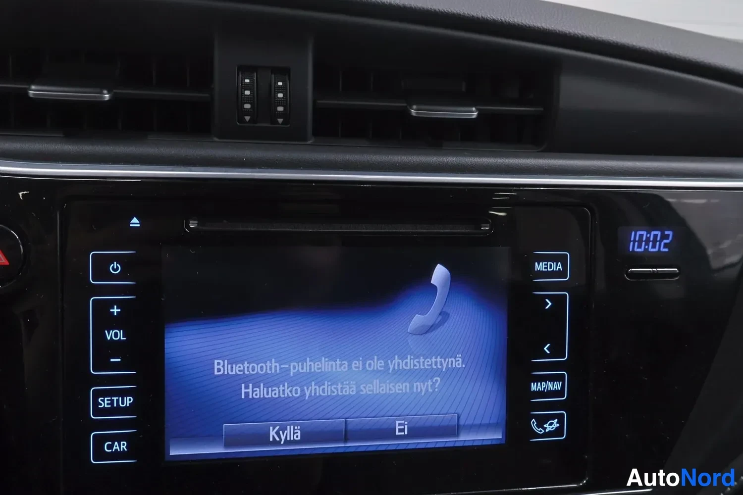 Muu: Infotainment-näyttö kysyy 'Bluetooth-puhelinta ei ole yhdistettynä. Haluatko yhdistää sellaisen nyt?' Kyllä- ja Ei-valinnoilla.